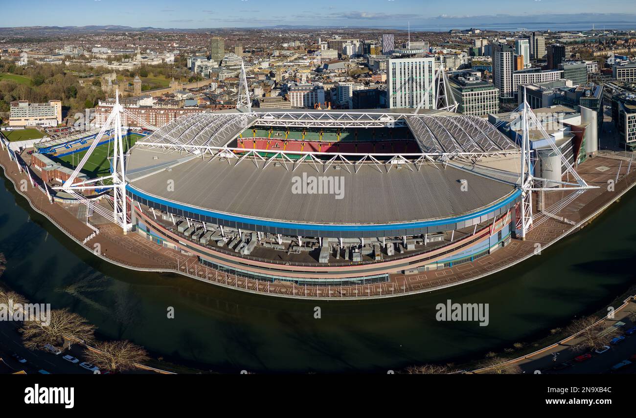 Vue aérienne du centre de Cardiff et du stade du millénaire (Principauté), à côté de la rivière Taff. Banque D'Images