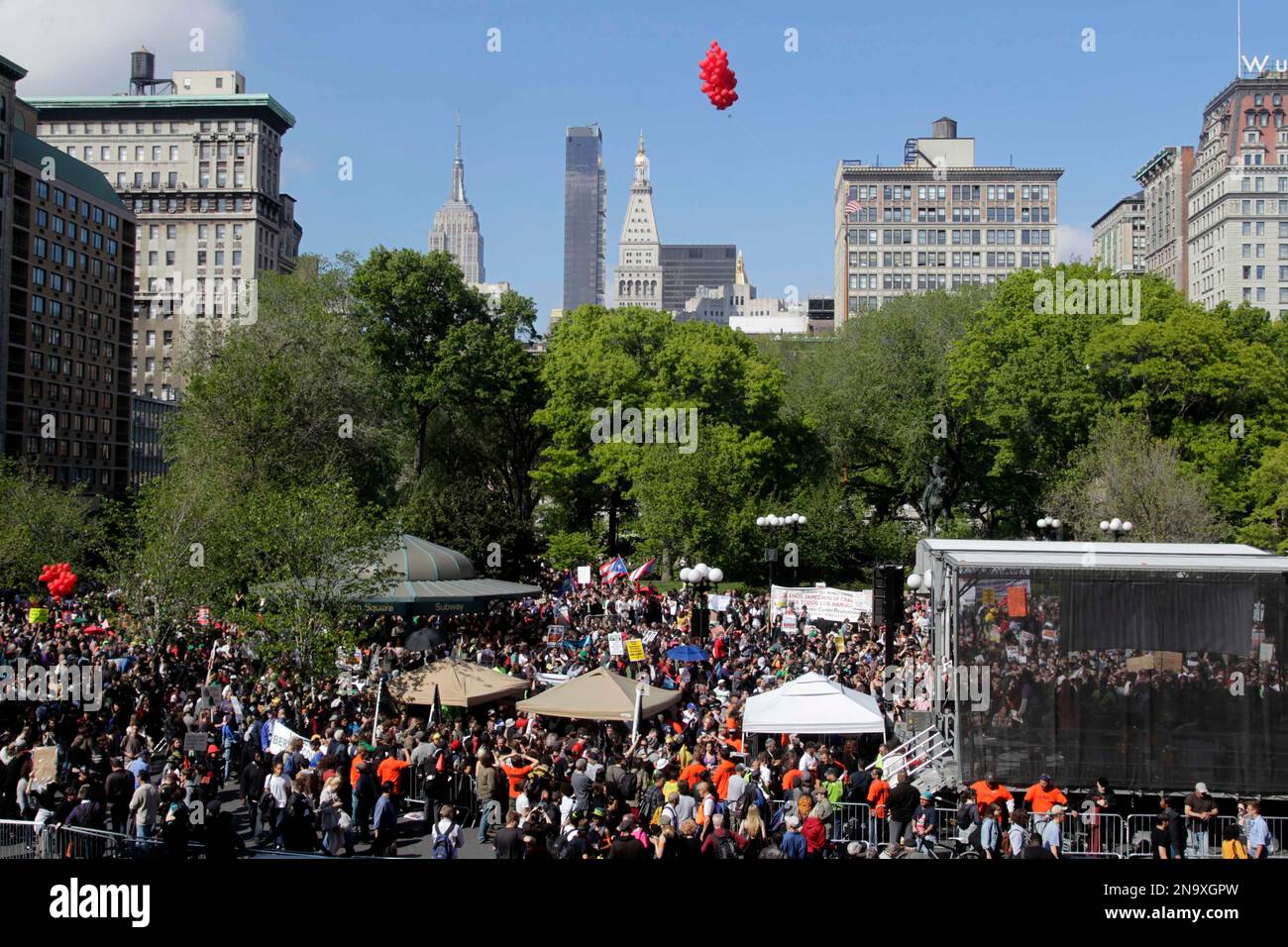 A large crowd of protesters gathers in Union Square for a rally in New York, Tuesday, May 1, 2012. Hundreds of activists with a variety of causes spread out over New York City Tuesday on International Workers Day, or May Day, with Occupy Wall Street members leading a charge against financial institutions. (AP Photo/Seth Wenig) Banque D'Images