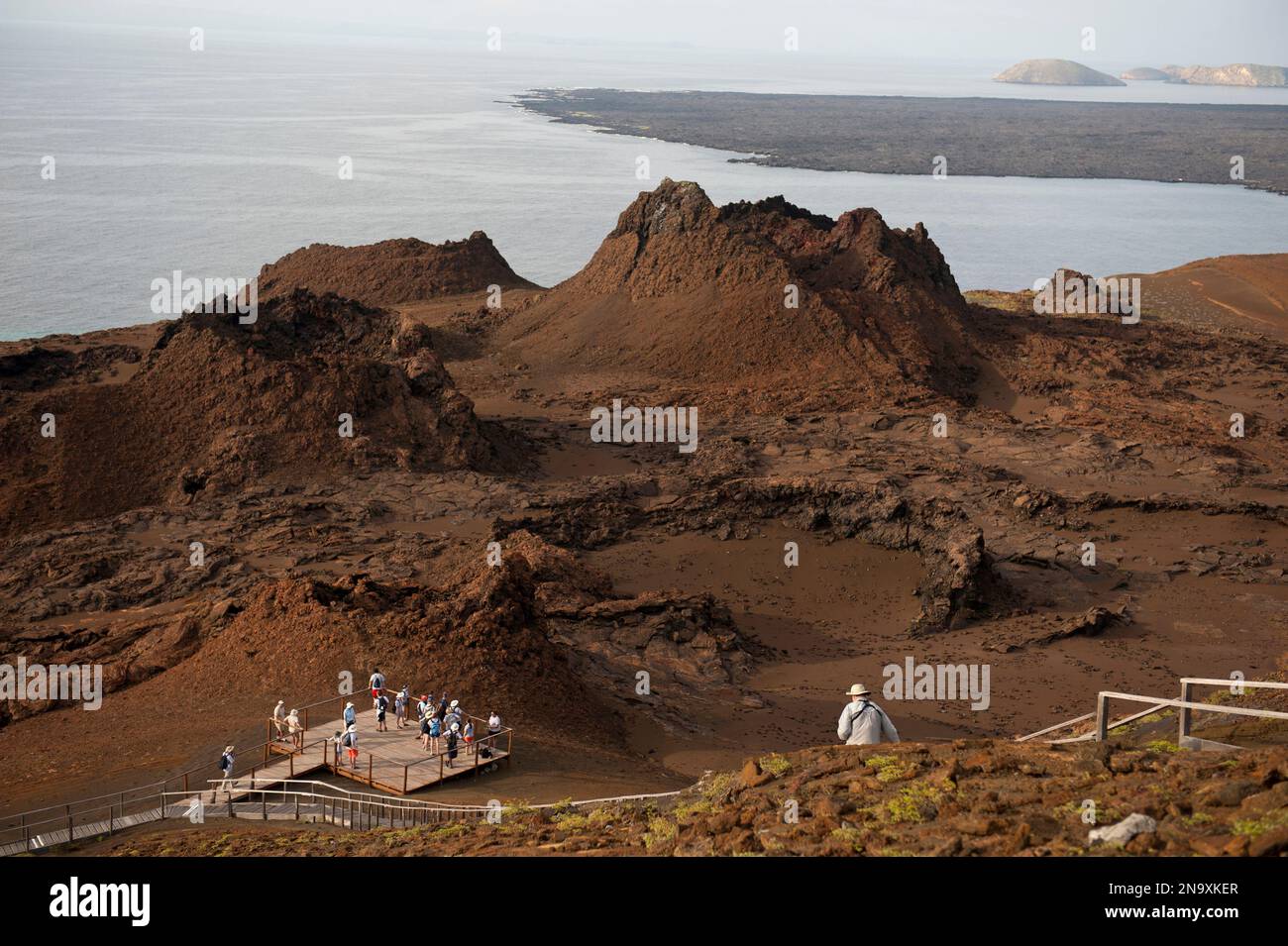 Les touristes explorent l'île Bartolomew, qui fait partie du parc national des Galapagos ; l'île Bartholomew, îles Galapagos, Équateur Banque D'Images
