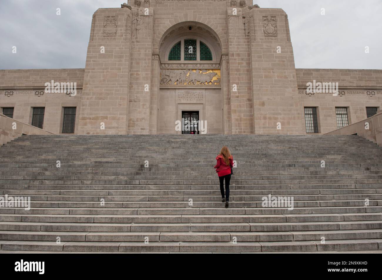 Une femme monte les escaliers du bâtiment du Capitole de l'État du Nebraska ; Lincoln, Nebraska, États-Unis d'Amérique Banque D'Images