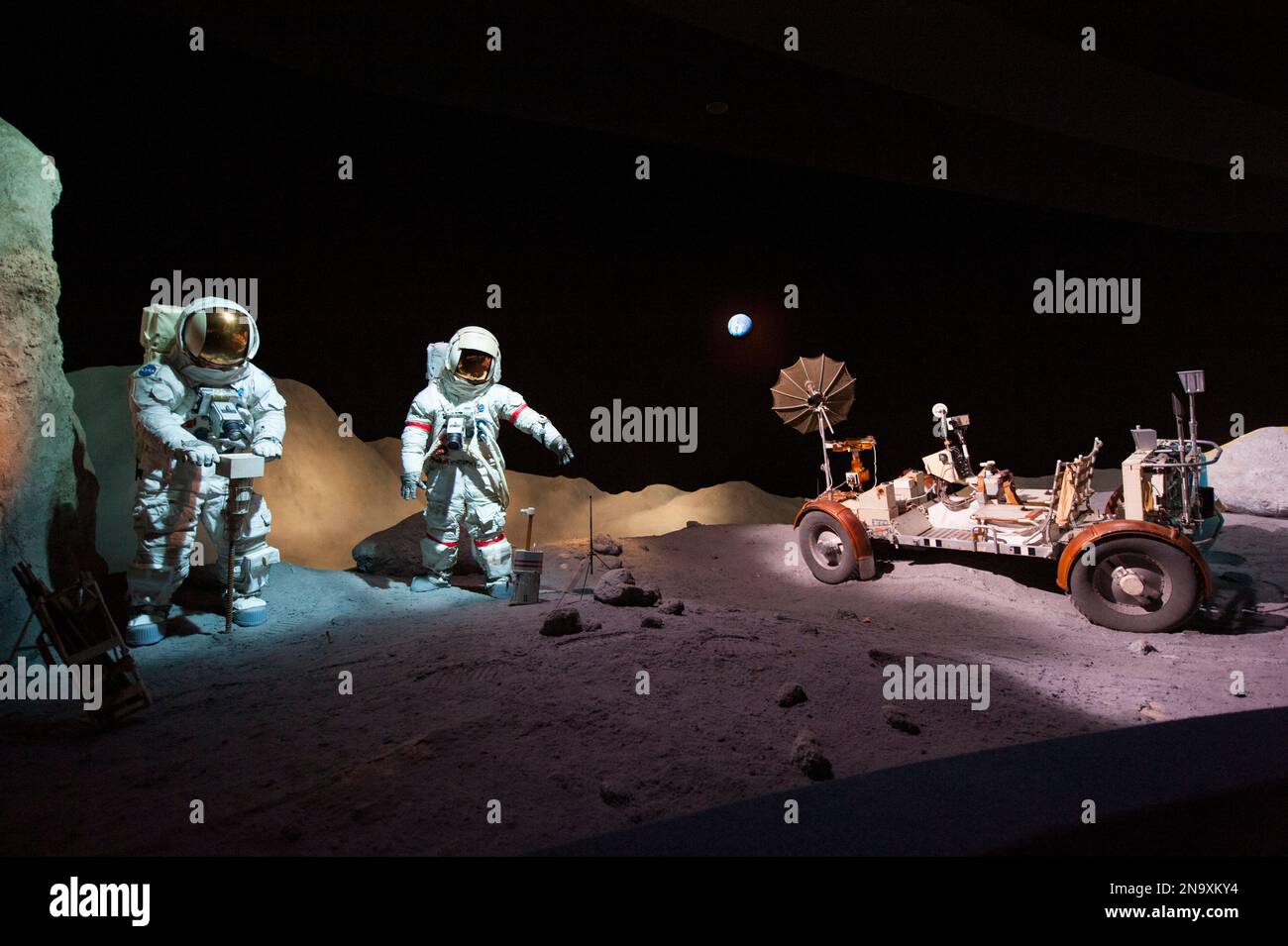 Exposition de deux astronautes et du Rover lunaire au Johnson Space Center à Houston, Texas, USA ; Webster, Texas, États-Unis d'Amérique Banque D'Images