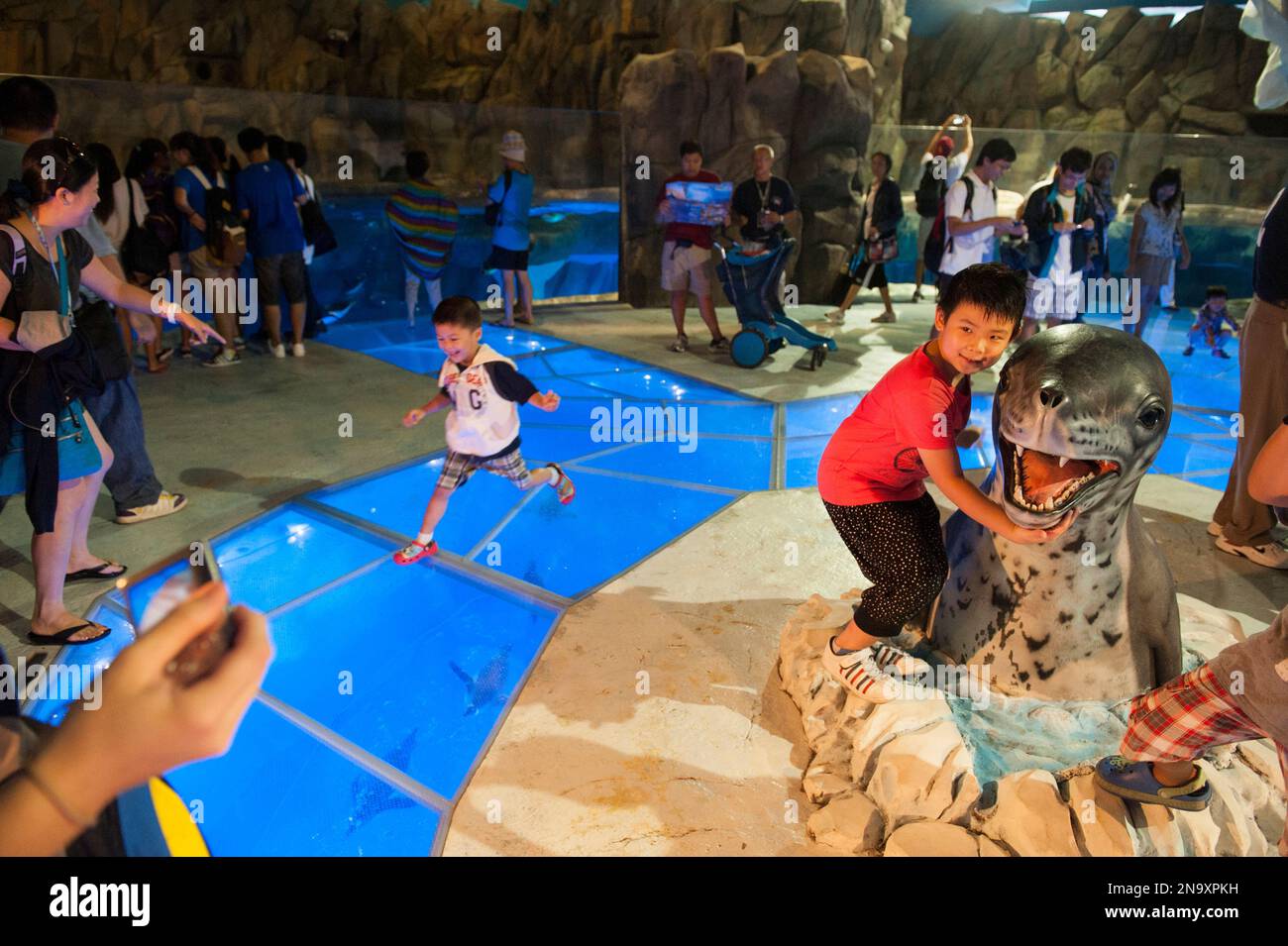 Les touristes visitent la section spectaculaire du pôle Sud de Polar Adventure à Ocean Park à Hong Kong ; Hong Kong, Chine Banque D'Images