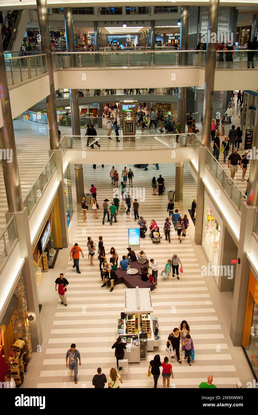 Les acheteurs remplissent la cour dans Mall of America ; Bloomington, Minnesota, États-Unis d'Amérique Banque D'Images