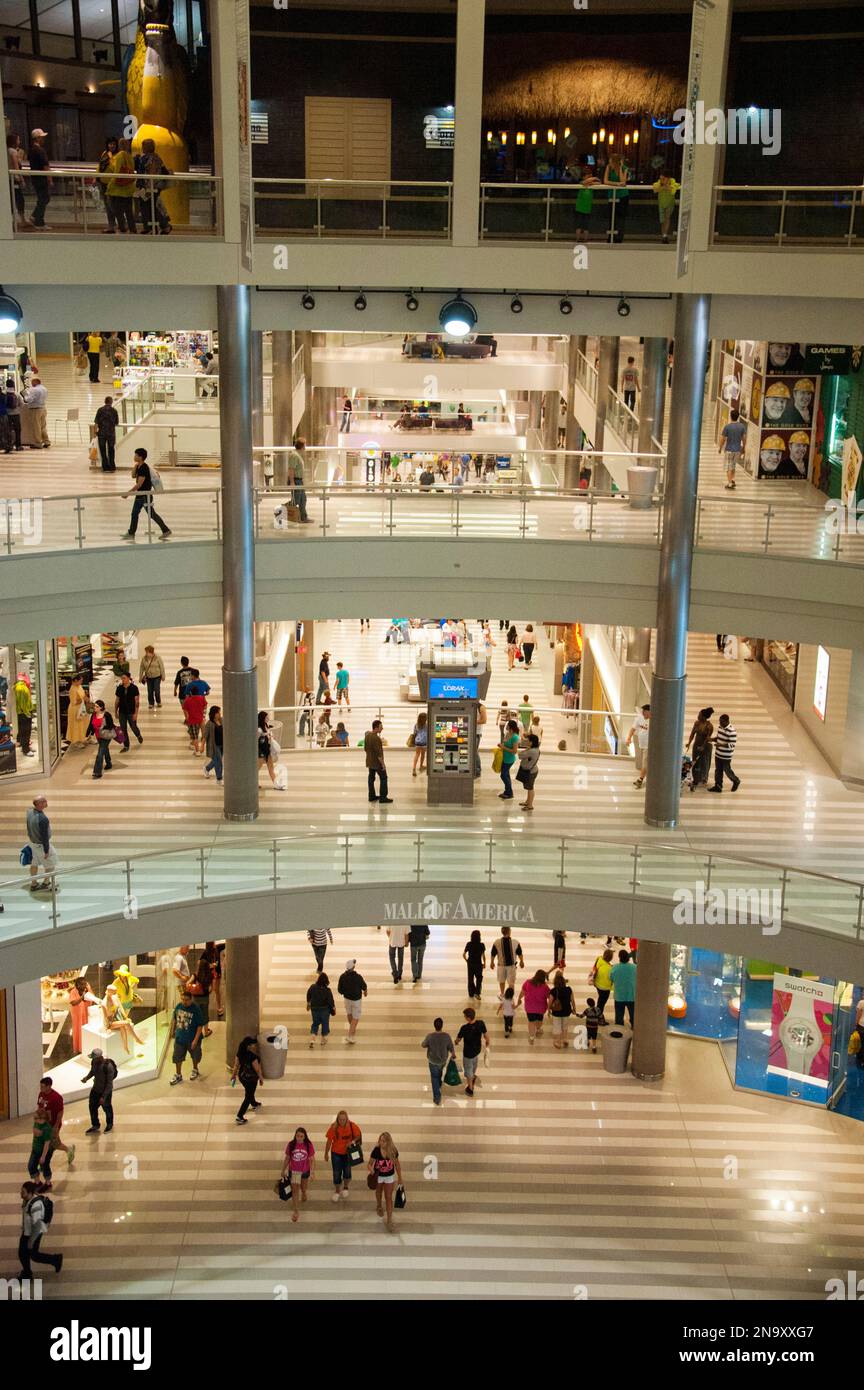 Quatre niveaux dans le Mall of America ; Bloomington, Minnesota, États-Unis d'Amérique Banque D'Images