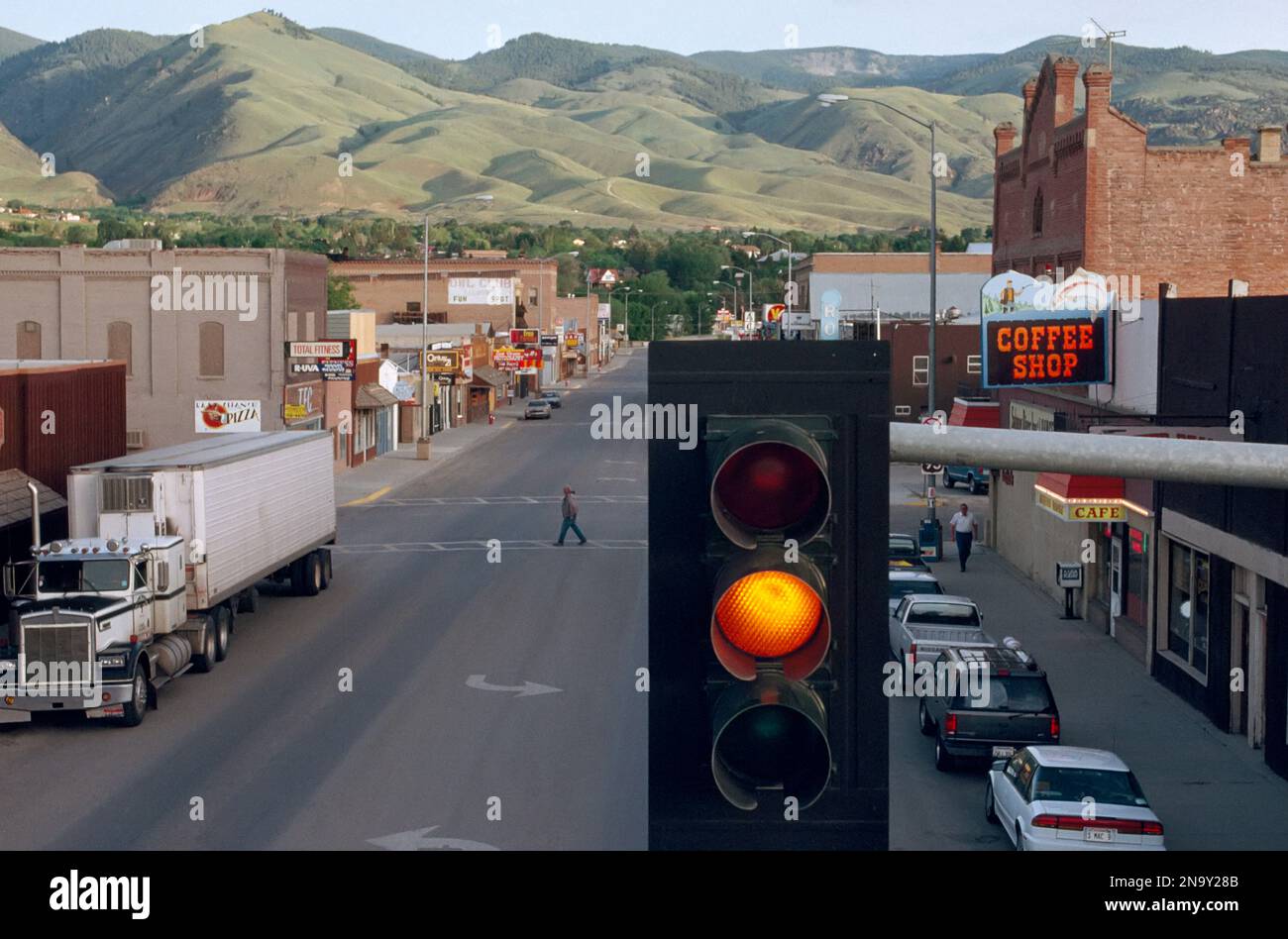 Feu de circulation à l'angle des rues main et Church à Salmon, Idaho. Le signal est le seul dans la ville Banque D'Images