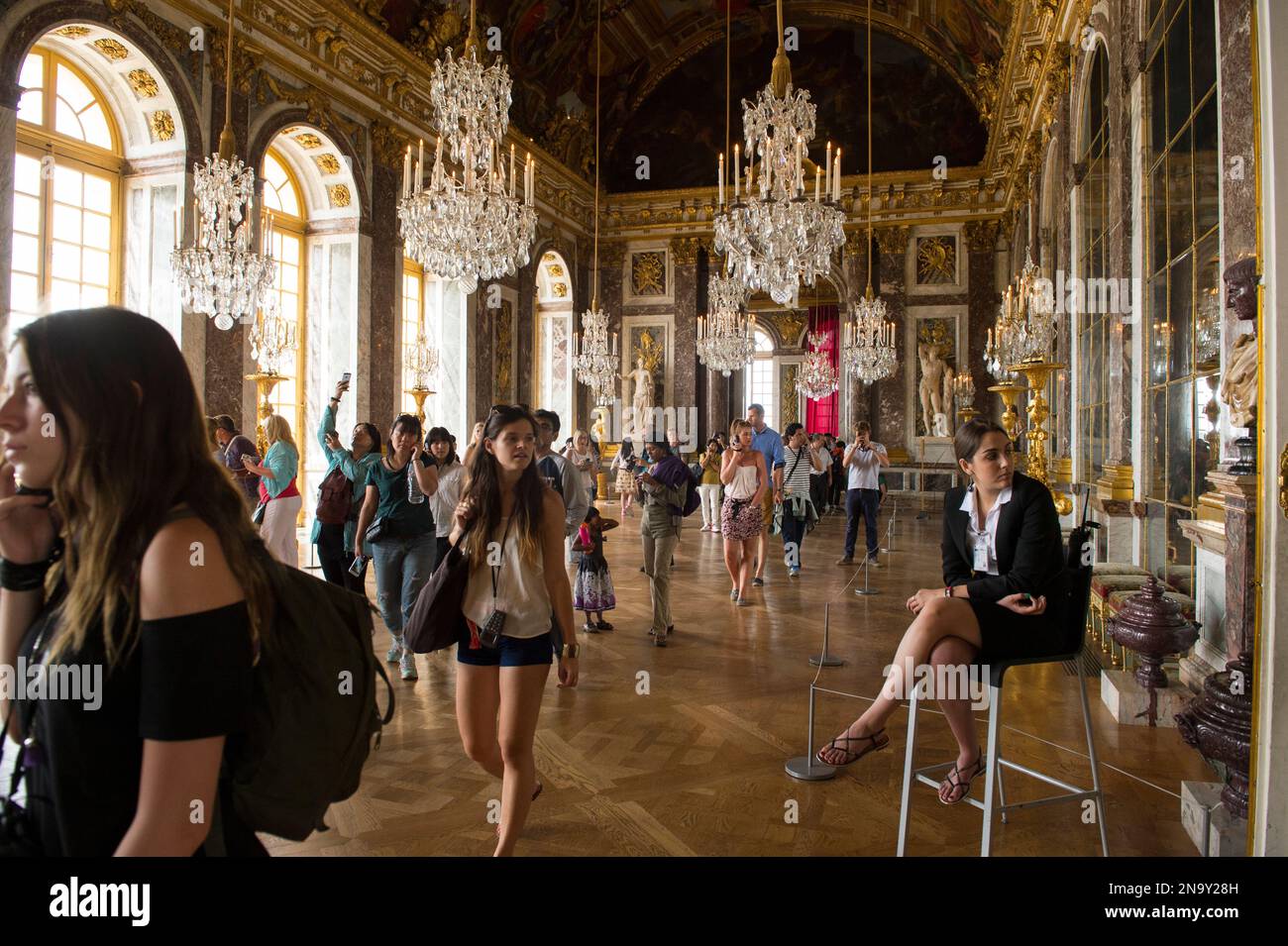 Un groupe de touristes au château de Versailles ; Versailles, France Banque D'Images