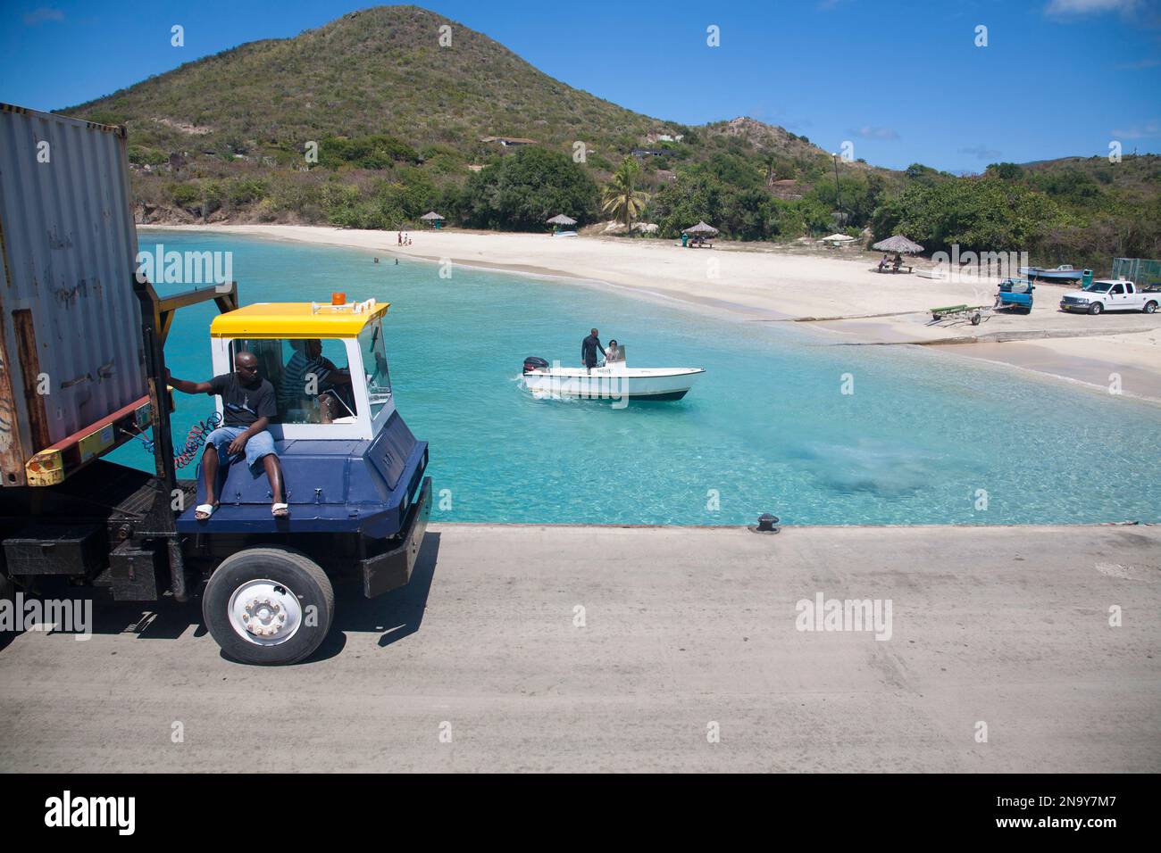 Bateau et camion de transport au terminal de ferry sur Virgin Gorda dans les îles Vierges ; Virgin Gorda, îles Vierges britanniques Banque D'Images
