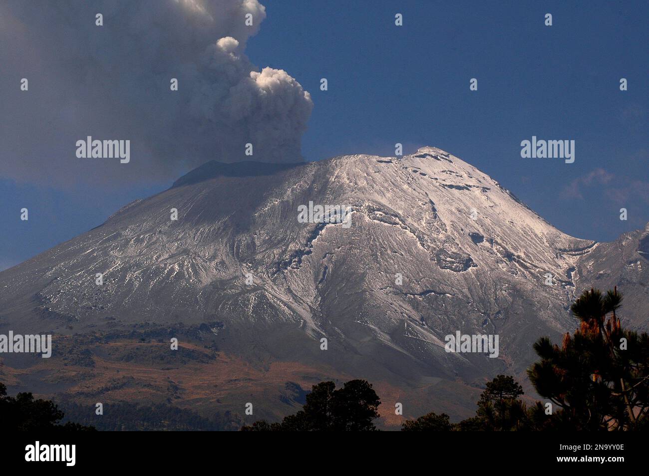 A plume of ash and smoke rises from the Popocatepetl volcano seen from the outskirts of the town of Santiago Xalizintla, Mexico, Friday, April 20, 2012. Authorities prepared evacuation routes, ambulances and shelters in the event of a bigger explosion after the volcano that looms over Mexico City emitted a low-pitched roar early Friday morning and spewed ash and steam. (AP Photo/Gonzalo Perez) Banque D'Images