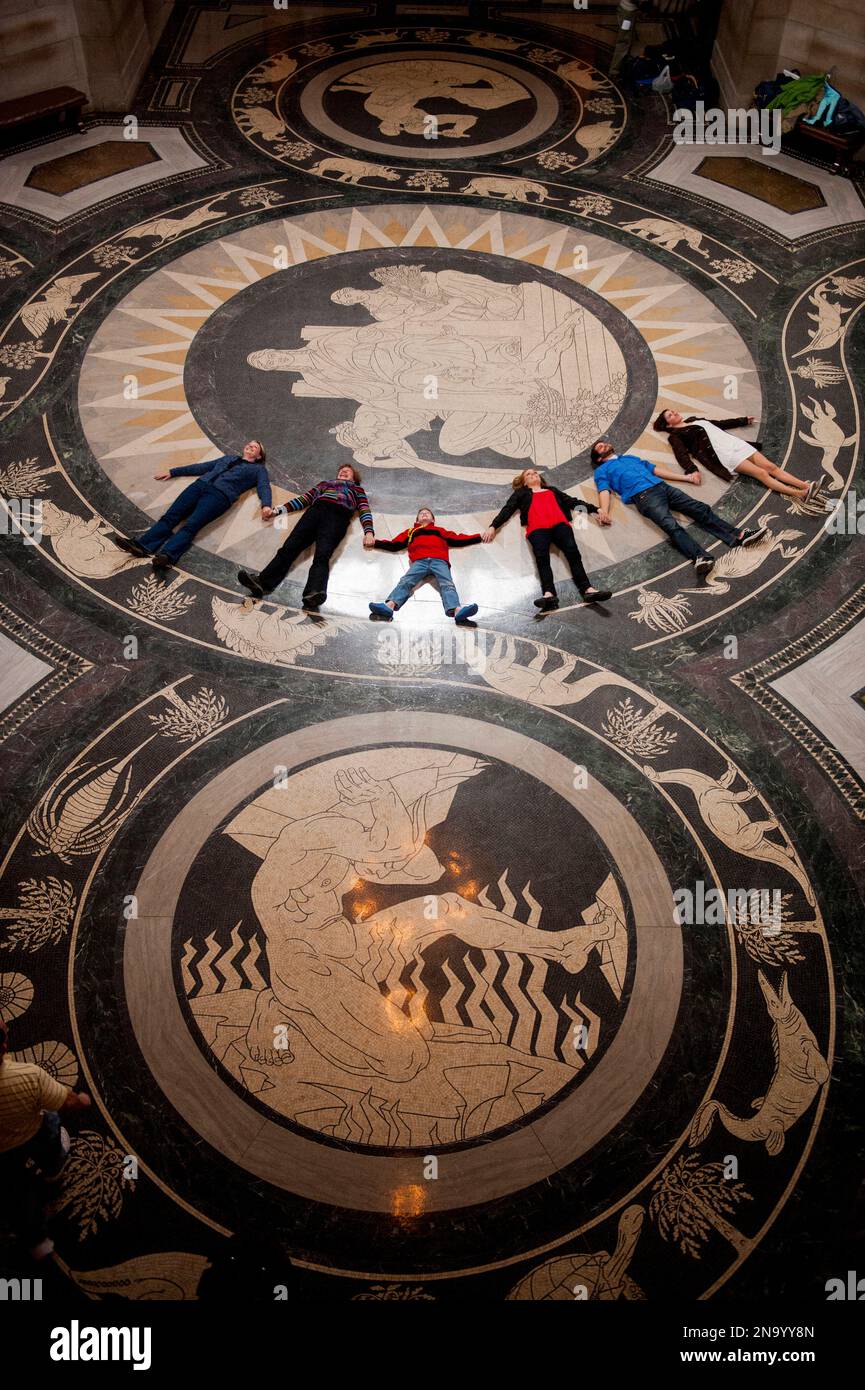 Le groupe s'allonge sur le sol décoratif de la Rotonde dans le capitole de l'État du Nebraska et lève les yeux pour admirer le plafond Banque D'Images