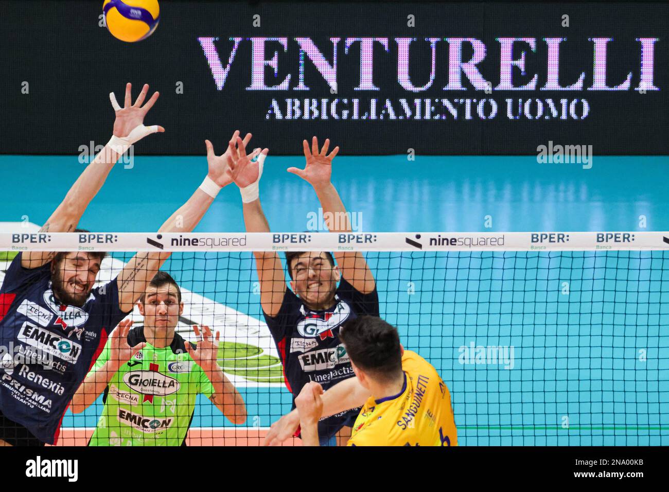 (Valsa Group Modène)(Gioiella Prisma Taranto) en action pendant le match du championnat italien SuperLega Volley saison 22/23 à Palapanini à Modène (Italie) Banque D'Images