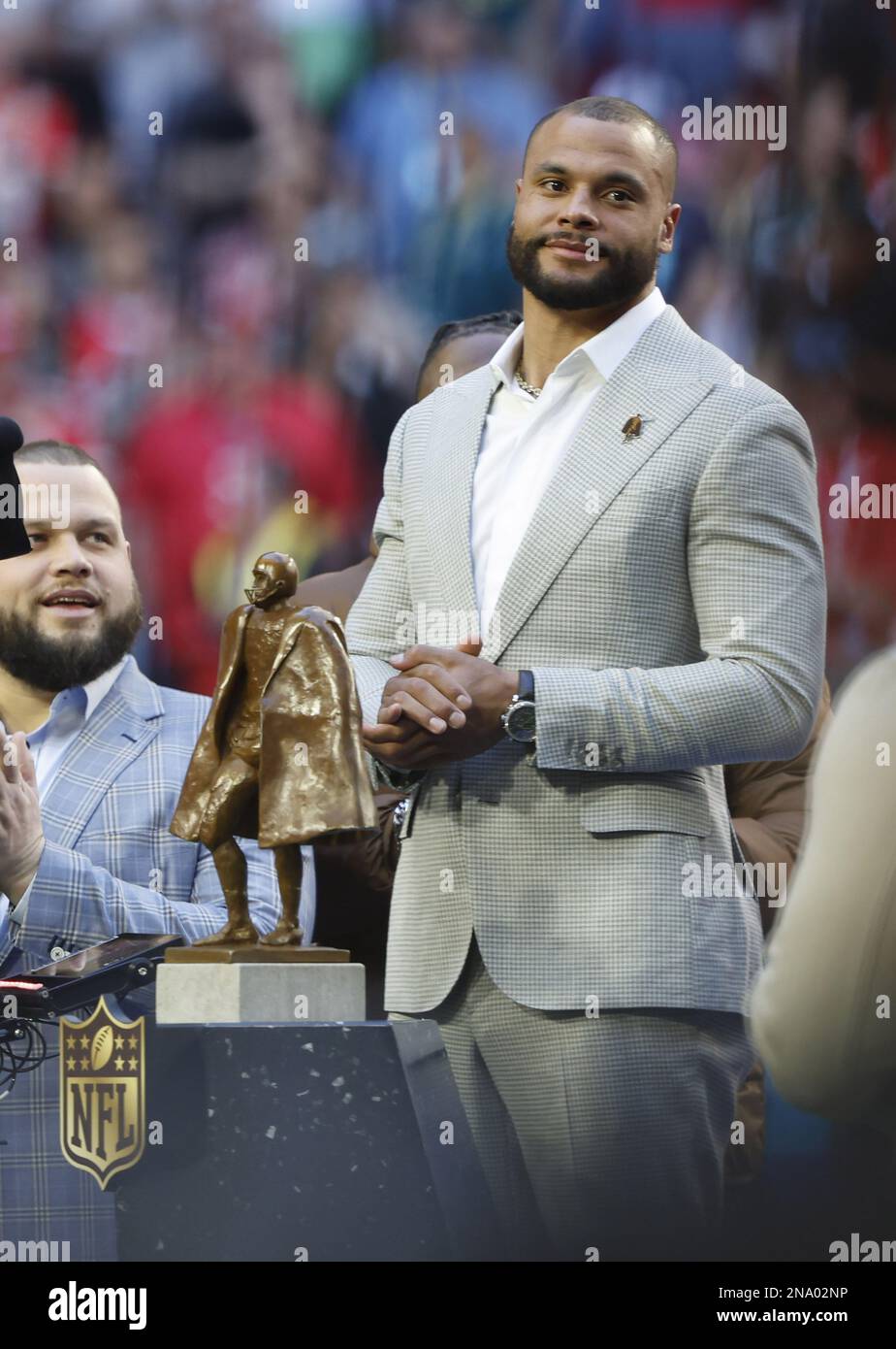 Glendale, États-Unis. 12th févr. 2023. Dak Prescott de Dallas Cowboys a reçu le prix Walter Peyton NFL Man of the Year avant que les Eagles de Philadelphie jouent aux Kansas City Chiefs dans le Super Bowl LVII au State Farm Stadium de Glendale, Arizona, le dimanche, 12 février 2023. Photo de John Angelillo/UPI crédit: UPI/Alay Live News Banque D'Images