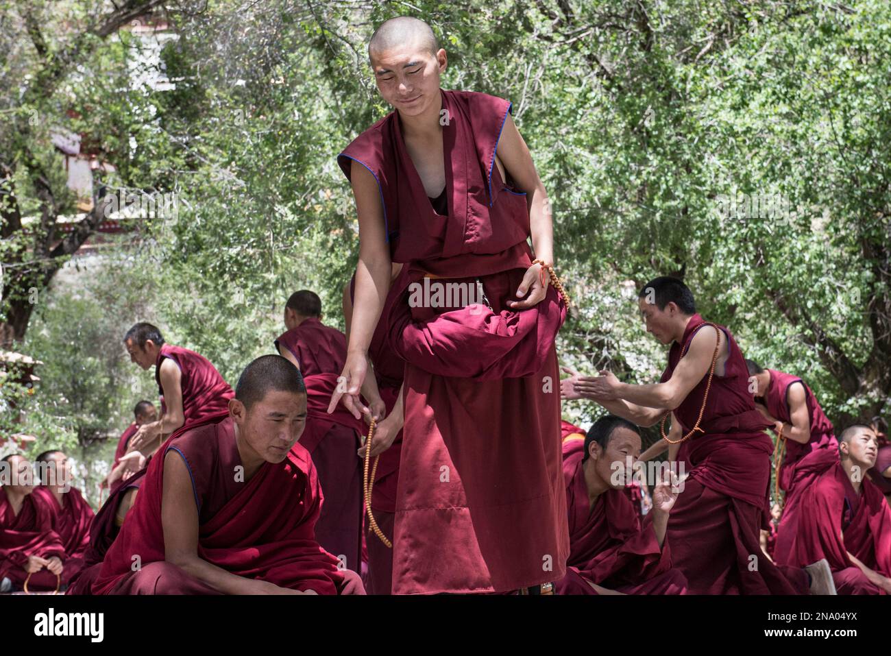 Moines dans la cour de débat ; région autonome tibétaine, Tibet Banque D'Images