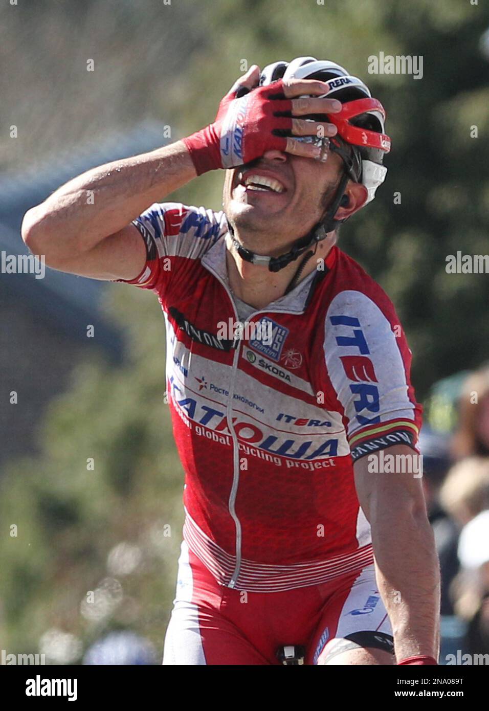 Spain's Joaquim Rodriguez Oliver of the Katusha team gestures as he wins the Belgian cycling classic Walloon Arrow/Fleche Walonne, in Huy, Belgium, Wednesday, April 18, 2012. Swiss cyclist Michael Albasini of the Greenedge Cycling team placed second, followed by Belgium's Philippe Gilbert of the BMC Racing team. (AP Photo/Yves Logghe) Banque D'Images