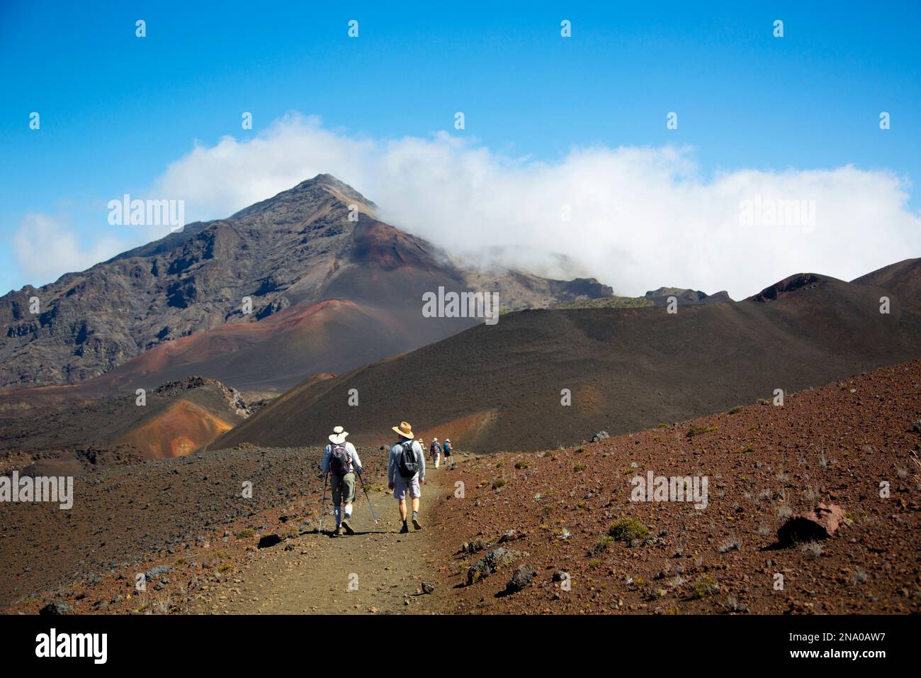 Randonneurs sur le sentier de Sliding Sands à Haleakala Crater, Maui, Hawaii MNR Banque D'Images