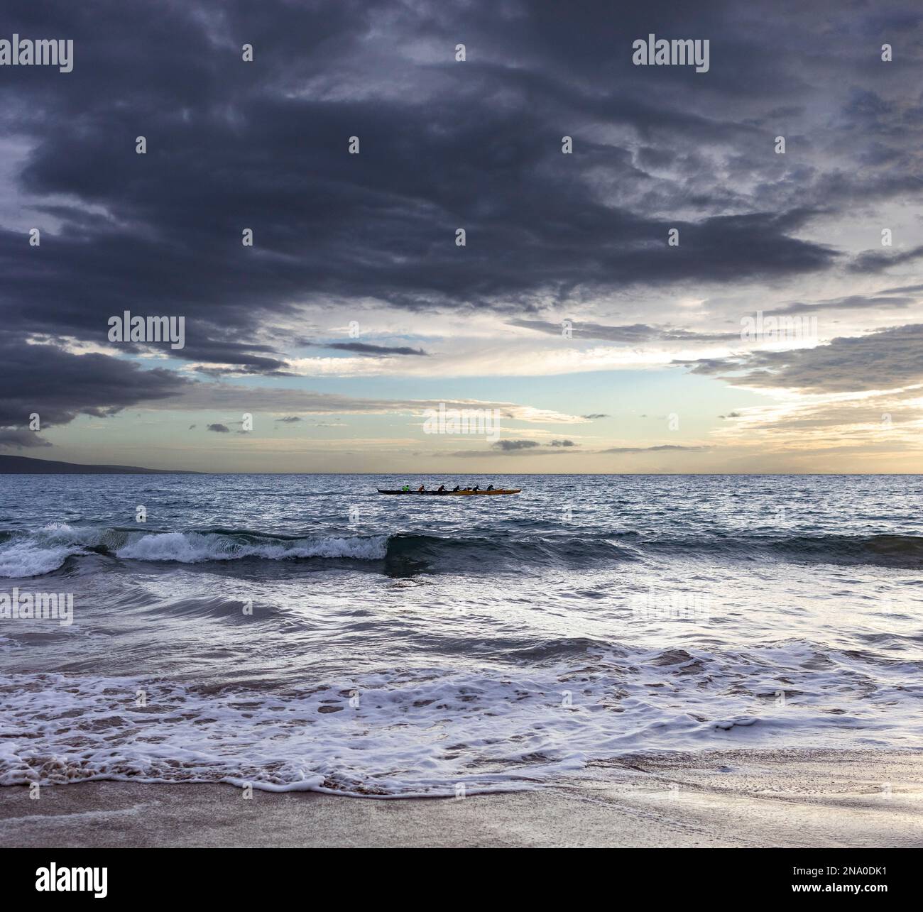 Rameurs dans un bateau de course au large de la plage Kamaole 2 à Kihei, Maui, Hawaii, USA ; Kihei, Maui, Hawaï, États-Unis d ' Amérique Banque D'Images