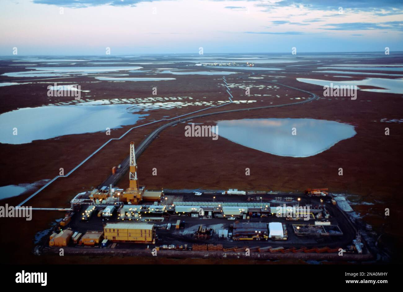 Vue aérienne de rivières tundrales et d'une raffinerie de pétrole, Alaska septentrional ; North Slope, Alaska, États-Unis d'Amérique Banque D'Images