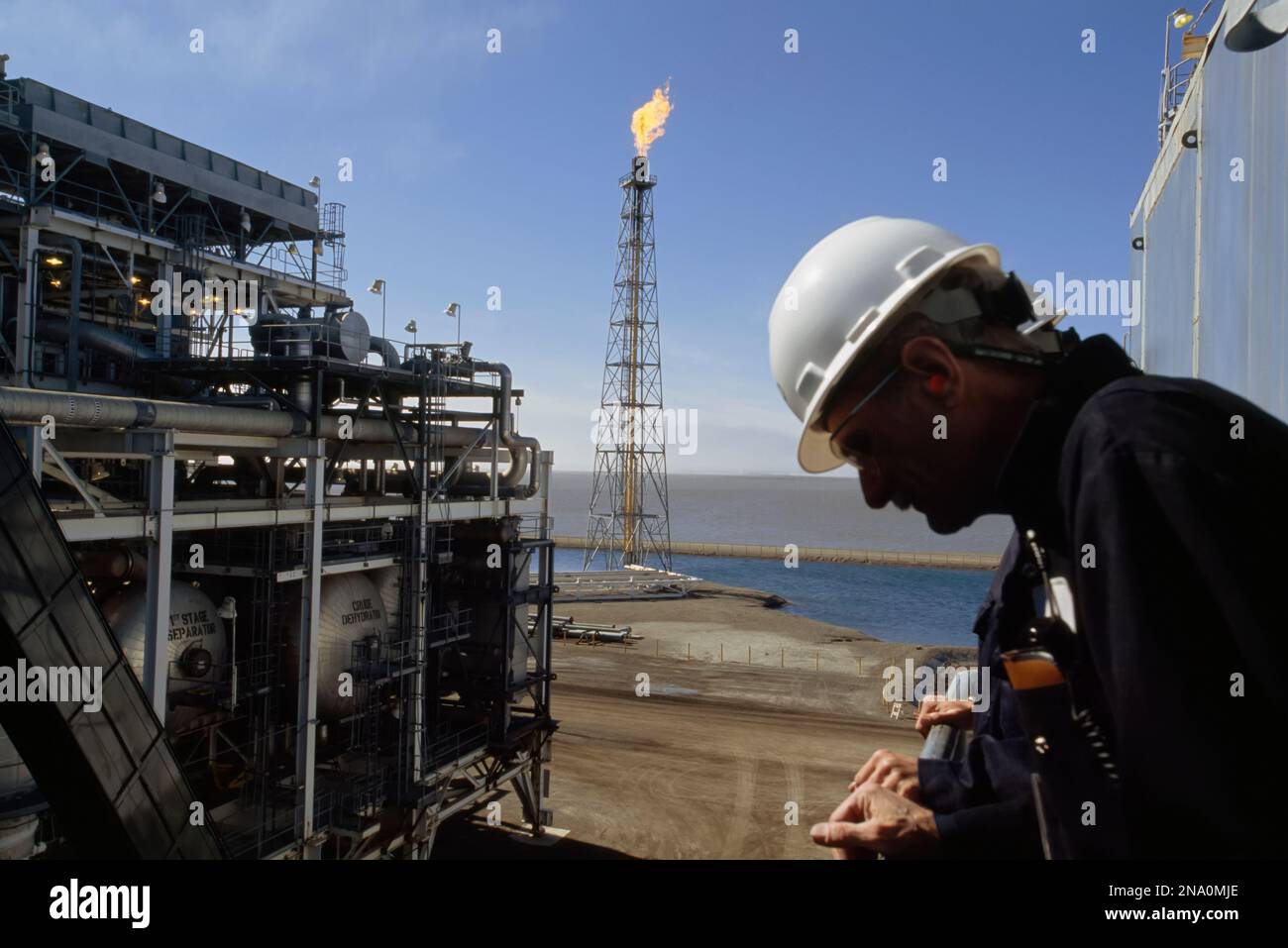 Ouvriers industriels dans une raffinerie ; North Slope, Alaska, États-Unis d'Amérique Banque D'Images