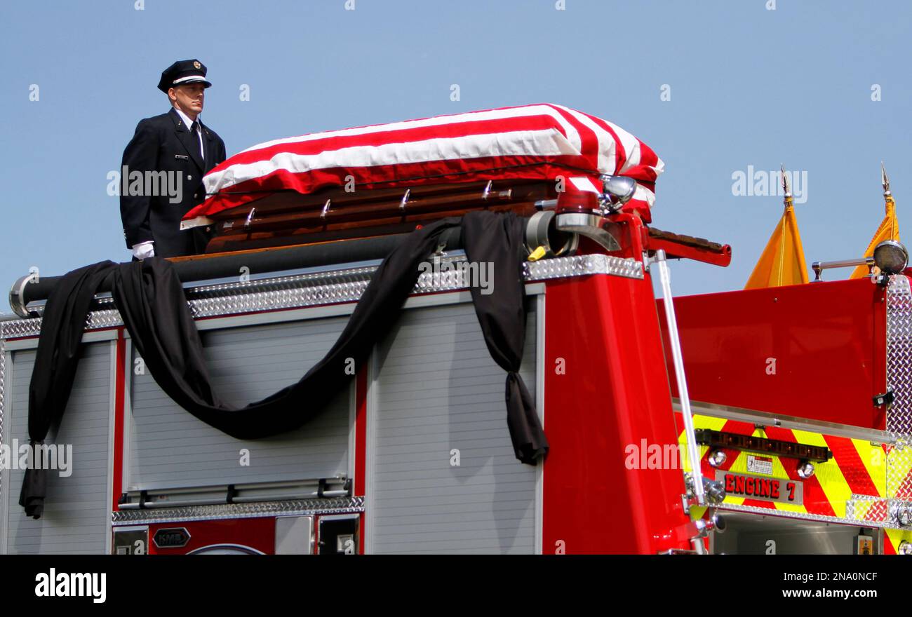 A firefighter guards the casket of colleague Daniel Sweeney, 25, during his funeral service Saturday April 14, 2012 in Philadelphia. Firefighters Daniel Sweeney and Lt. Robert Neary, 60, were battling a massive blaze at an abandoned warehouse Monday and were killed when an adjacent furniture store they were inspecting collapsed, burying them in a pile of debris, authorities said. (AP Photo/Joseph Kaczmarek) Banque D'Images