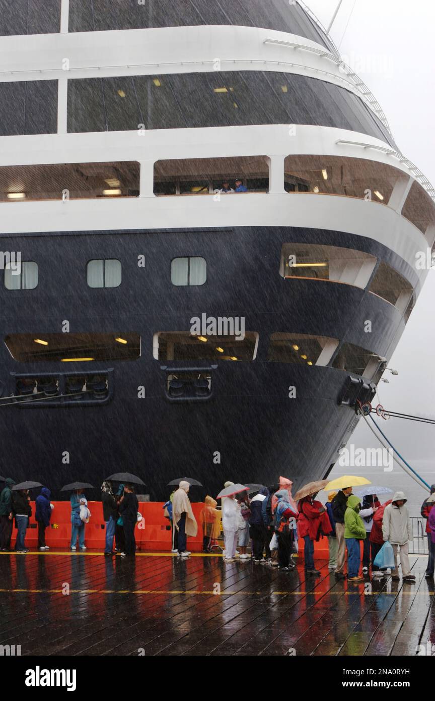 Les navires de croisière déposent des passagers à Ketchikan pour l'après-midi ; Ketchican, Alaska, États-Unis d'Amérique Banque D'Images