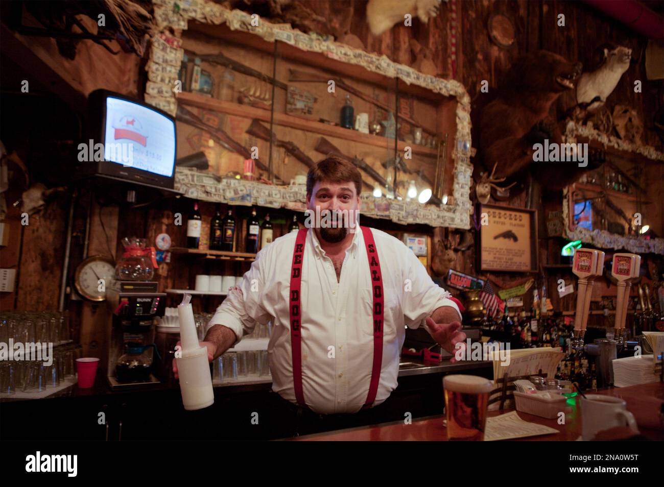 Barman prêt à servir les touristes des navires de croisière ; Juneau, Alaska, États-Unis d'Amérique Banque D'Images