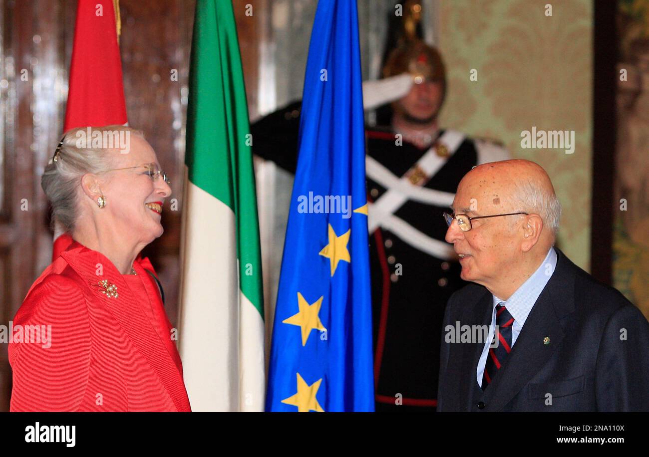 Queen Margrethe II of Denmark shares a smile with Italian President Giorgio Napolitano at the Quirinale Presidential Palace in Rome, Thursday, April 12, 2012. (AP Photo/Riccardo De Luca) Banque D'Images