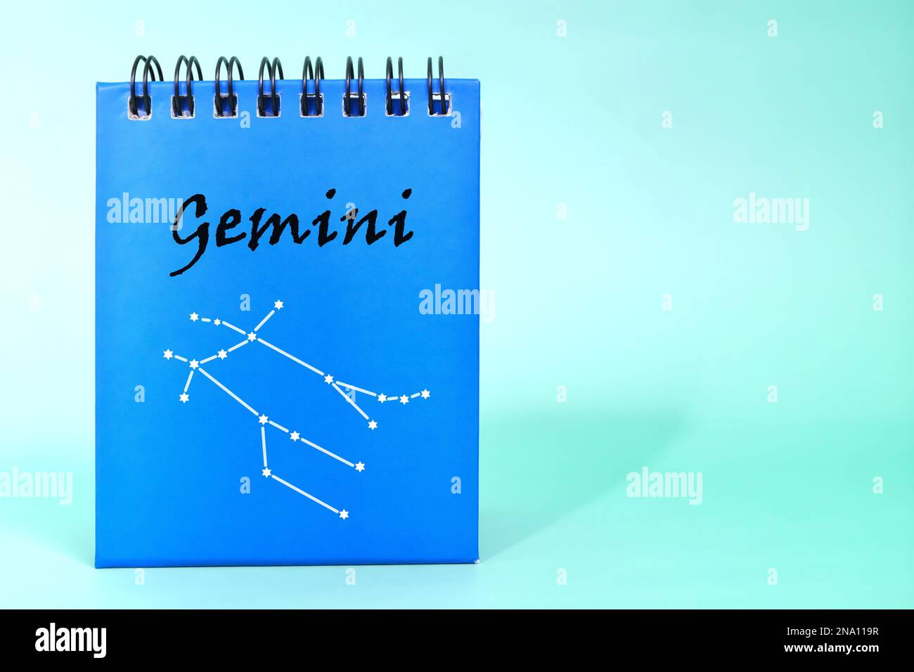 Affiche Gémeaux zodiac sur le bloc-notes bleu du calendrier de bureau. Horoscope et astrologie. Banque D'Images