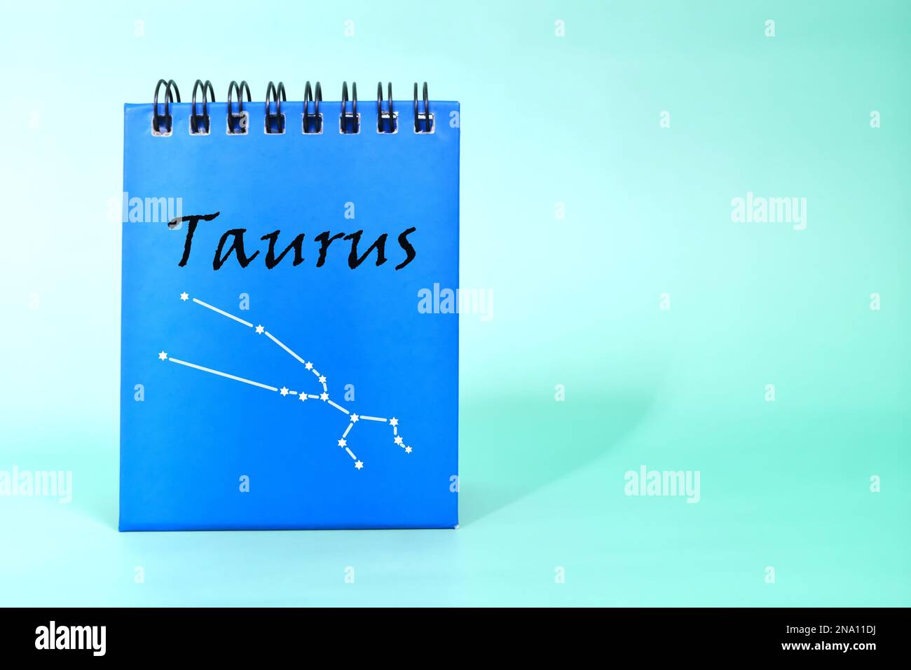 Signe Taurus zodiac sur le bloc-notes bleu du calendrier de bureau. Horoscope et astrologie. Banque D'Images