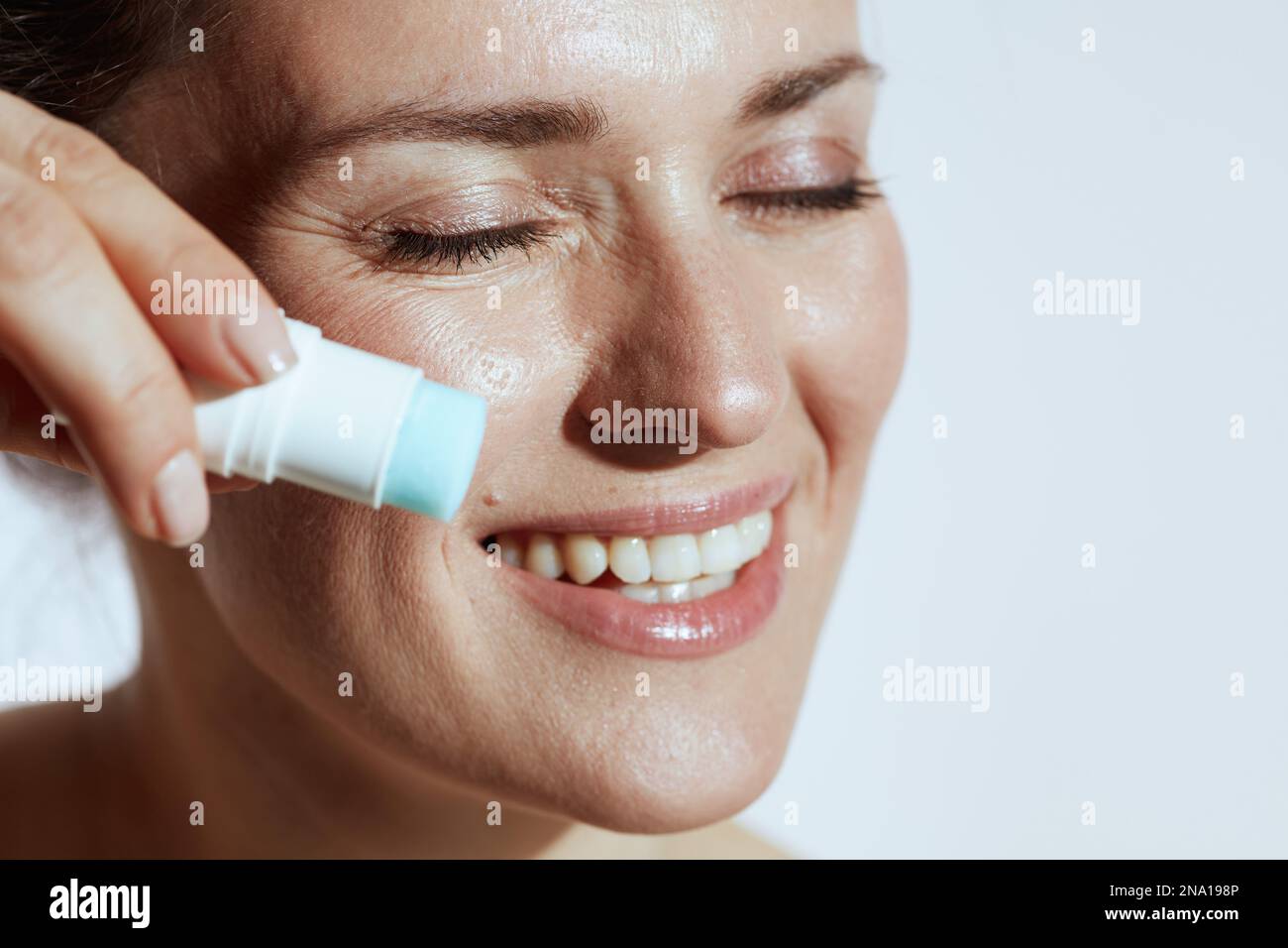 jeune femme heureuse avec bâton de surligneur sur fond blanc. Banque D'Images