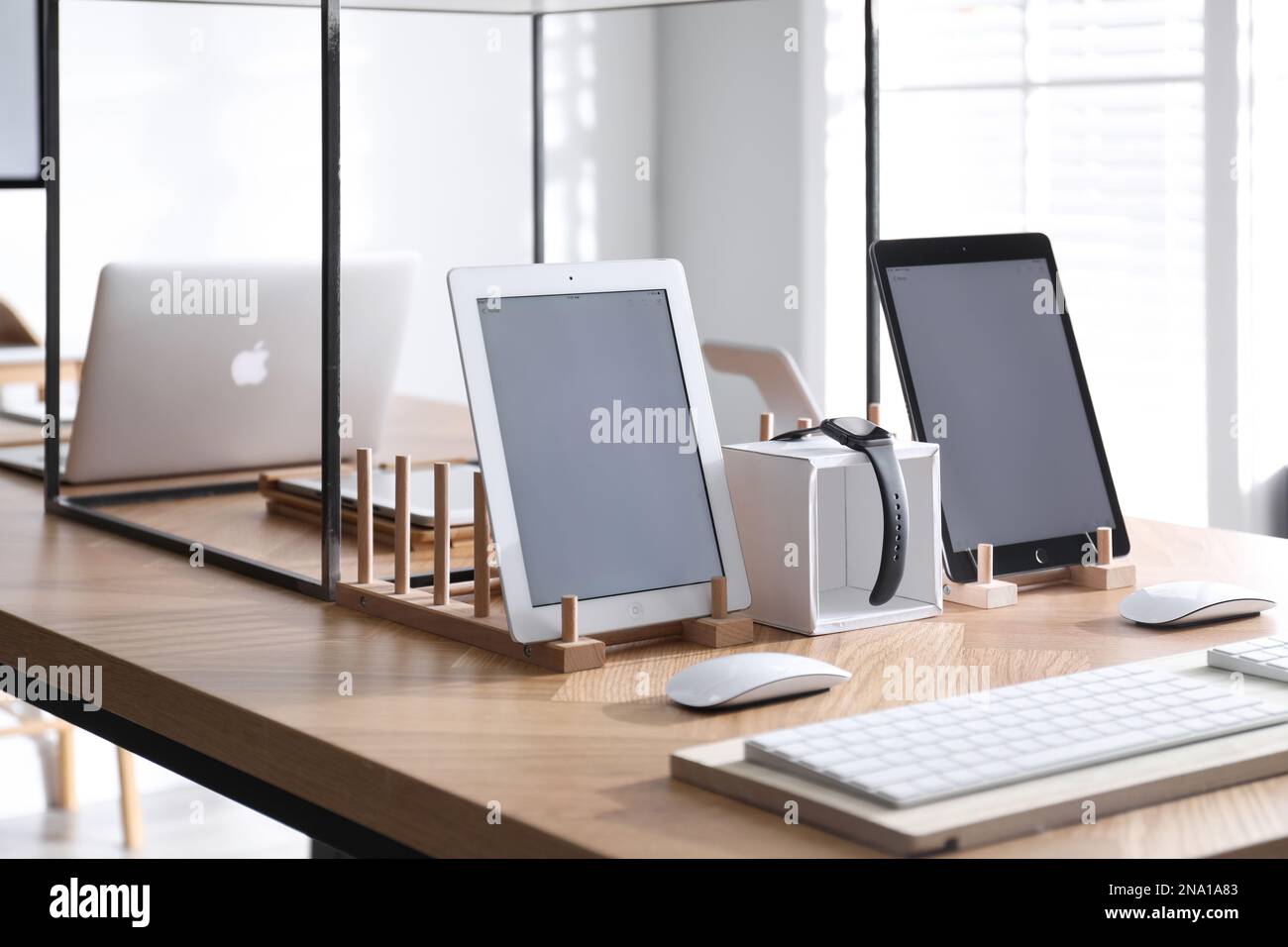 MYKOLAIV, UKRAINE - 17 AOÛT 2020 : nouveaux gadgets Apple modernes dans le magasin officiel Banque D'Images