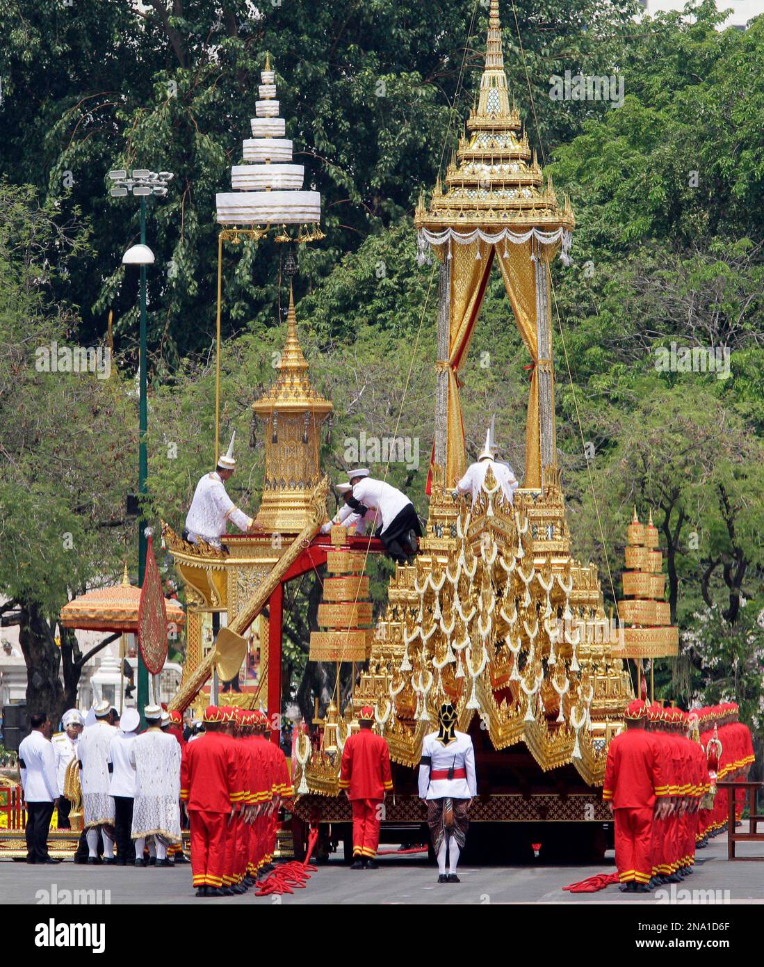 Thai soldiers move the urn of Princess Bejaratana Rajasuda Sirisobhabannavadi to the crematorium during the procession of the royal cremation at the royal ground in Bangkok, Thailand Monday, April 9, 2012. Princess Bejaratana was the only child of King Vajiravudh (Rama VI) and was a first cousin of King Bhumibol Adulyadej, the present king of Thailand. The Princess passed away on July 27, 2011 at the age of 86.(AP Photo/Sakchai Lalit) Banque D'Images