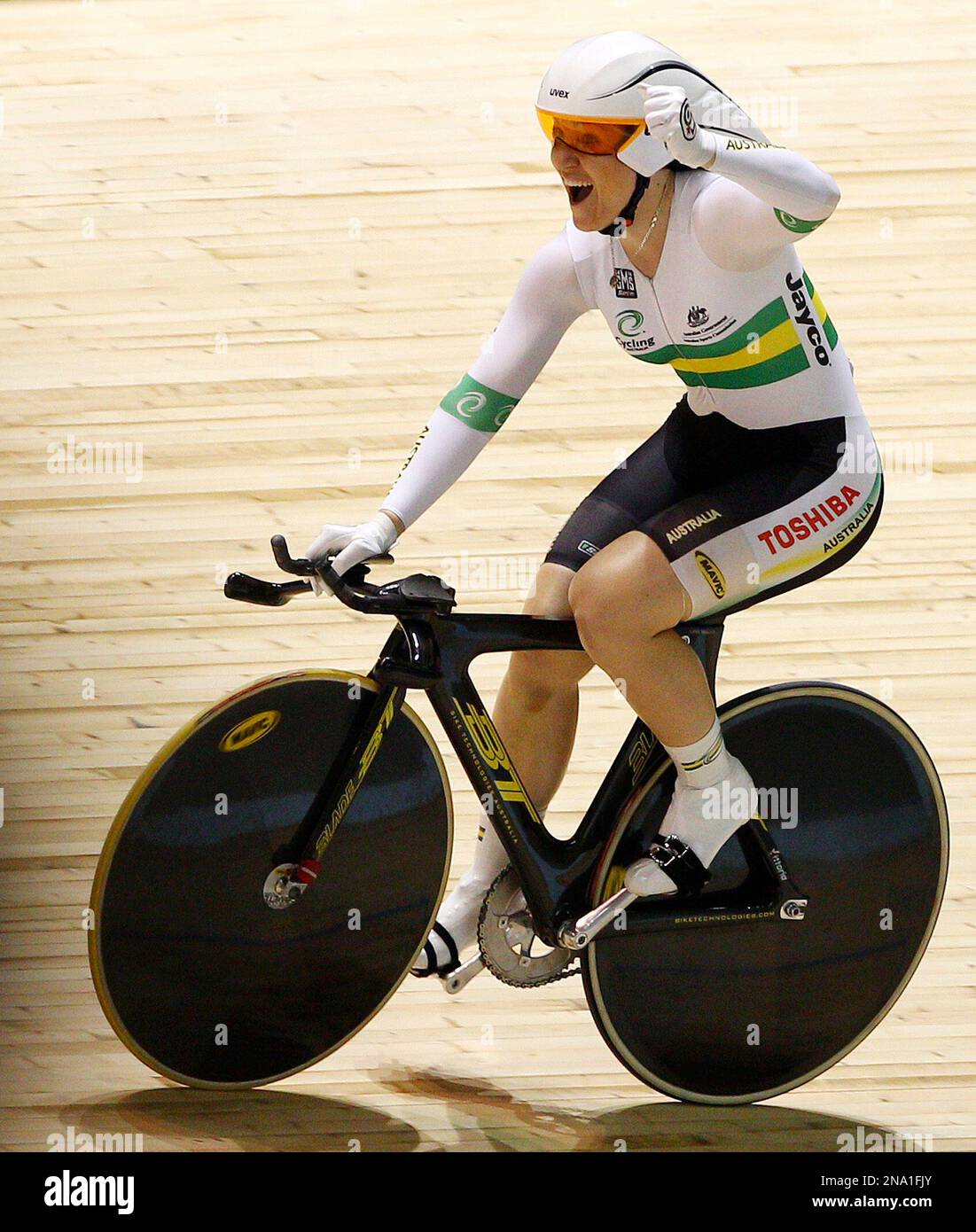Australia's Anna Meares celebrates after setting a new world record in the women's 500 meter time trial at the Track Cycling World Championships in Melbourne, Australia, Sunday, April 8, 2012. Meares set the new record of 33.010 seconds. (AP Photo/Rick Rycroft) Banque D'Images