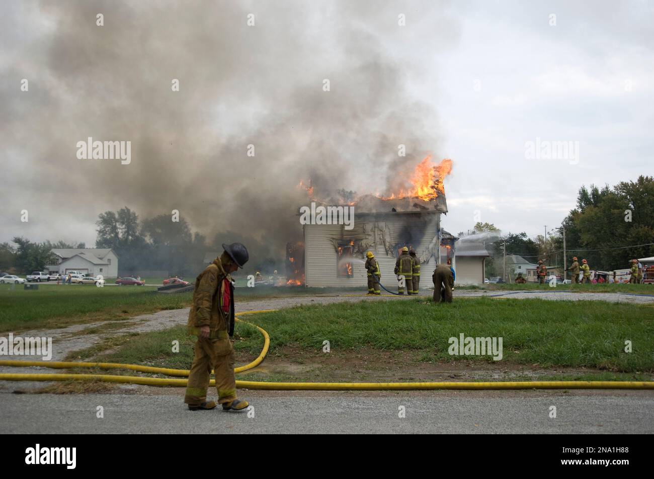 Les pompiers locaux utilisent un incendie contrôlé d'une maison pour la pratique ; Palmyre, Nebraska, États-Unis d'Amérique Banque D'Images