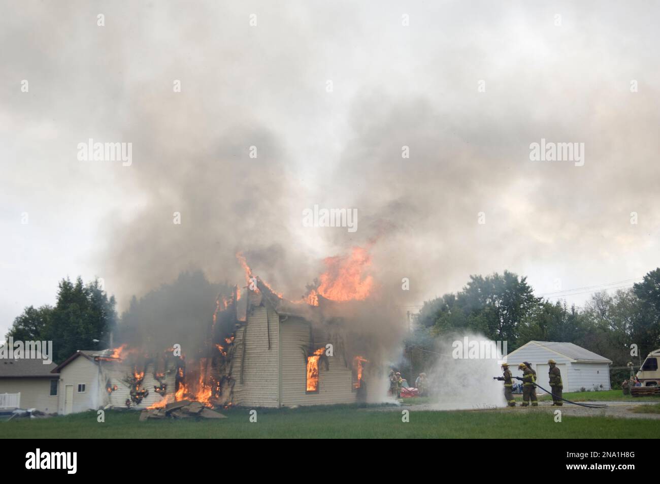 Les pompiers locaux utilisent un incendie contrôlé d'une maison pour la pratique ; Palmyre, Nebraska, États-Unis d'Amérique Banque D'Images