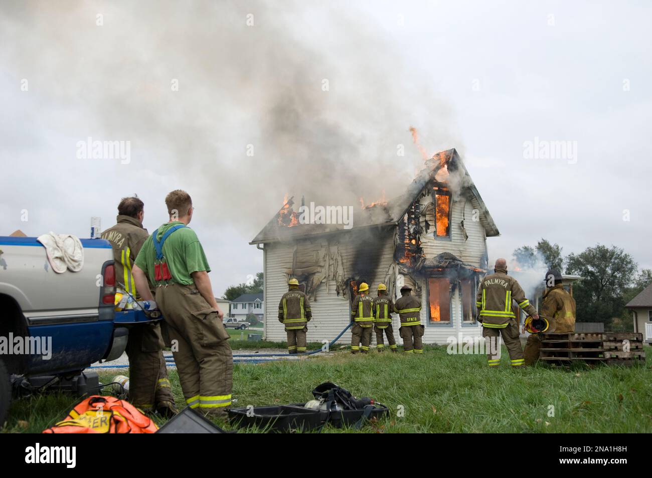 Les pompiers locaux utilisent un incendie contrôlé d'une maison pour la pratique ; Palmyre, Nebraska, États-Unis d'Amérique Banque D'Images