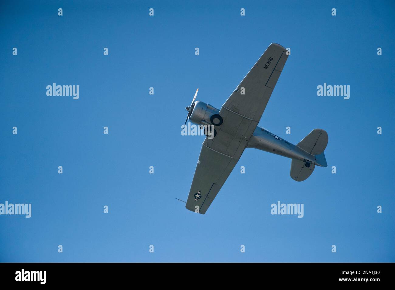 Un avion dans un spectacle dans un ciel bleu à Lincoln, Nebraska, USA ; Lincoln, Nebraska, États-Unis d'Amérique Banque D'Images