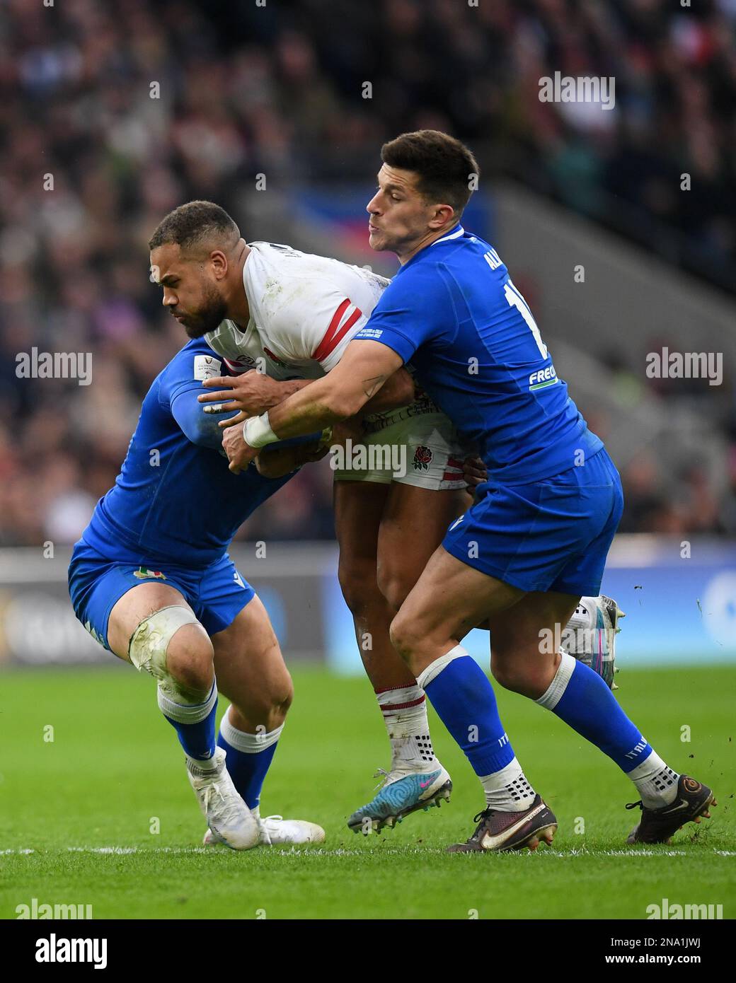 2023 Guinness six Nations, Twickenham Stadium, Angleterre, Royaume-Uni. 12th février 2023. L'Angleterre Ollie Lawrence est attaqué par Tommaso Allan (r) de l'Italie lors du match Guinness six Nations 2023 entre l'Angleterre et l'Italie: Credit: Ashley Western/Alay Live News Banque D'Images