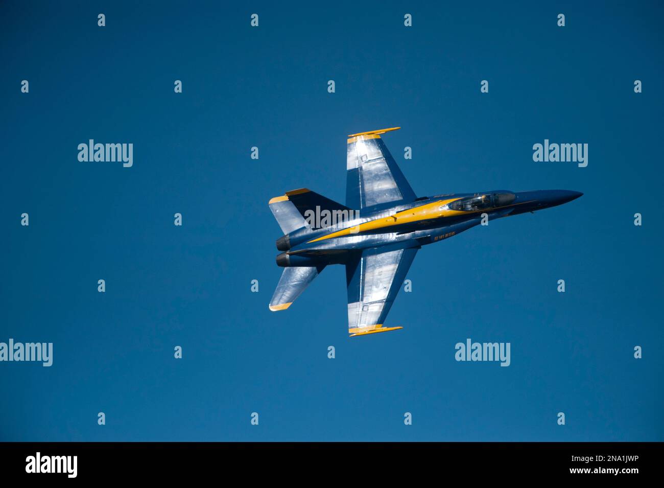 Un avion dans un spectacle dans un ciel bleu à Lincoln, Nebraska, USA ; Lincoln, Nebraska, États-Unis d'Amérique Banque D'Images