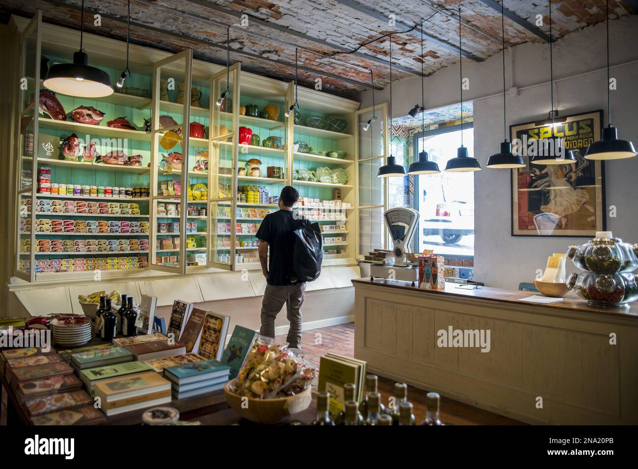 Garçon regardant les produits à vendre dans Une Vida Portuguesa, la plus belle boutique de Lisbonne, Lisbonne, Portugal © Dosfotos/Axiom Banque D'Images