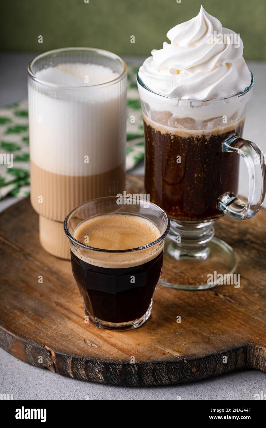 Variété de café ou de boissons expresso dans différents verres avec latte, viennise ou café irlandais et espresso Banque D'Images