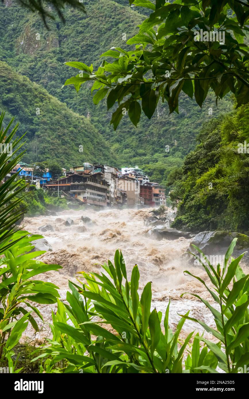 La ville d'Aquas Calientes, porte d'entrée de Machu Picchu, située dans les Andes avec la rivière Rushing Urubamba Banque D'Images