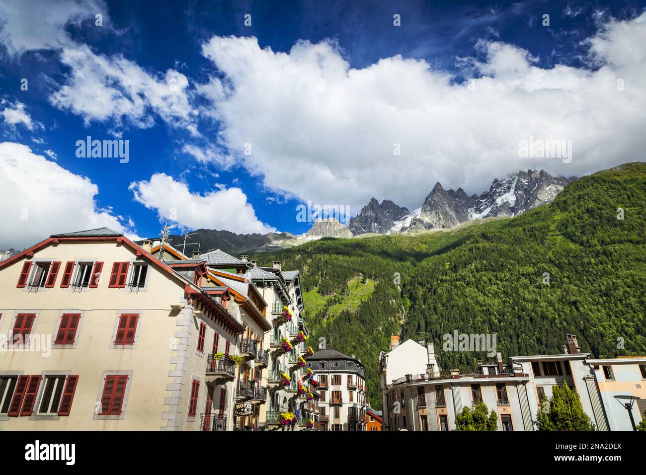 Sommets massifs des aiguilles rouges au-dessus du centre-ville de Chamonix sous ciel bleu ; Chamonix-Mont-blanc, haute-Savoie, France Banque D'Images