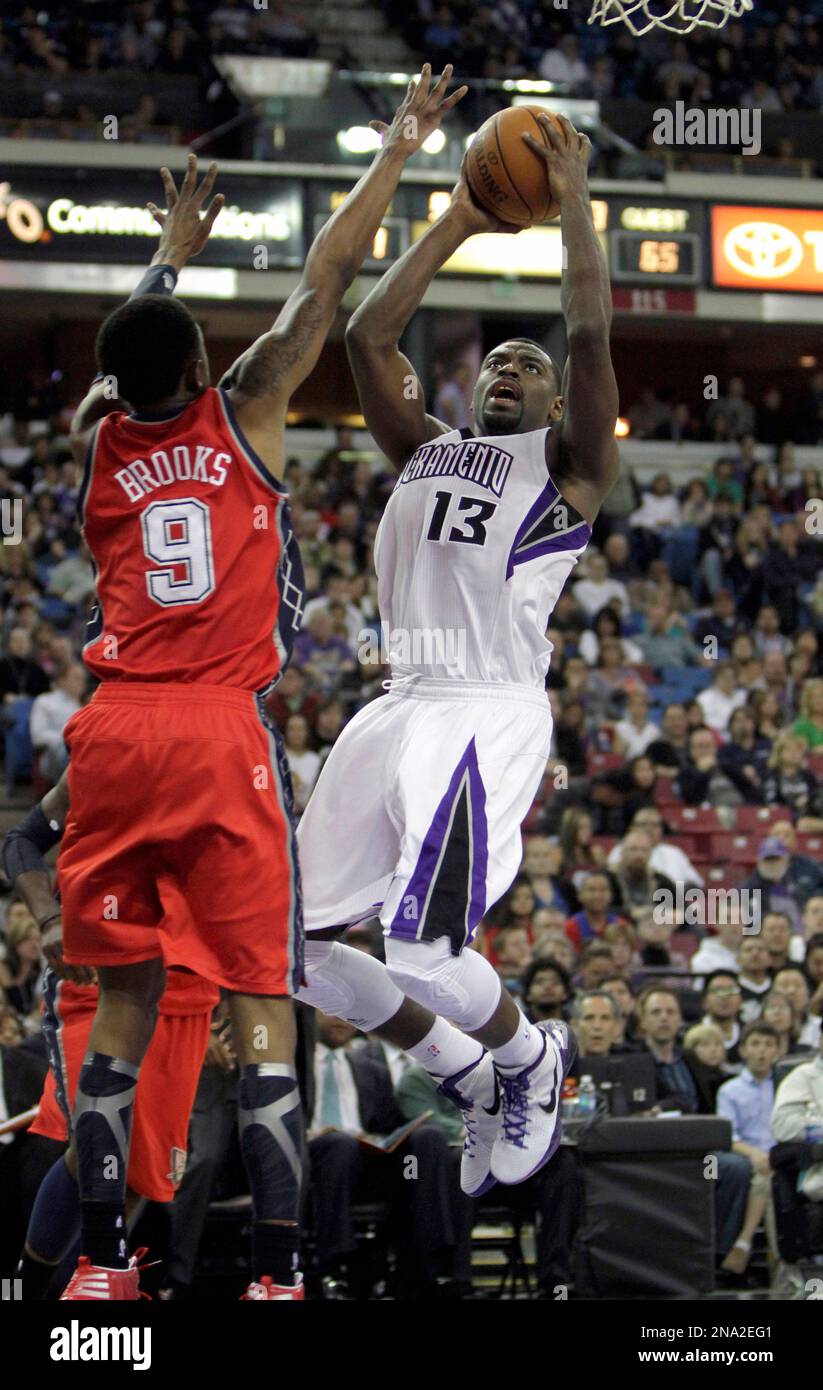 Sacramento Kings guard Tyreke Evans, right, drives to the basket against New Jersey Nets guard MarShon Brooks during the second half of an NBA basketball game in Sacramento, Calif., Saturday, March 31, 2012. The Nets won 111-99.(AP Photo/Rich Pedroncelli) Banque D'Images