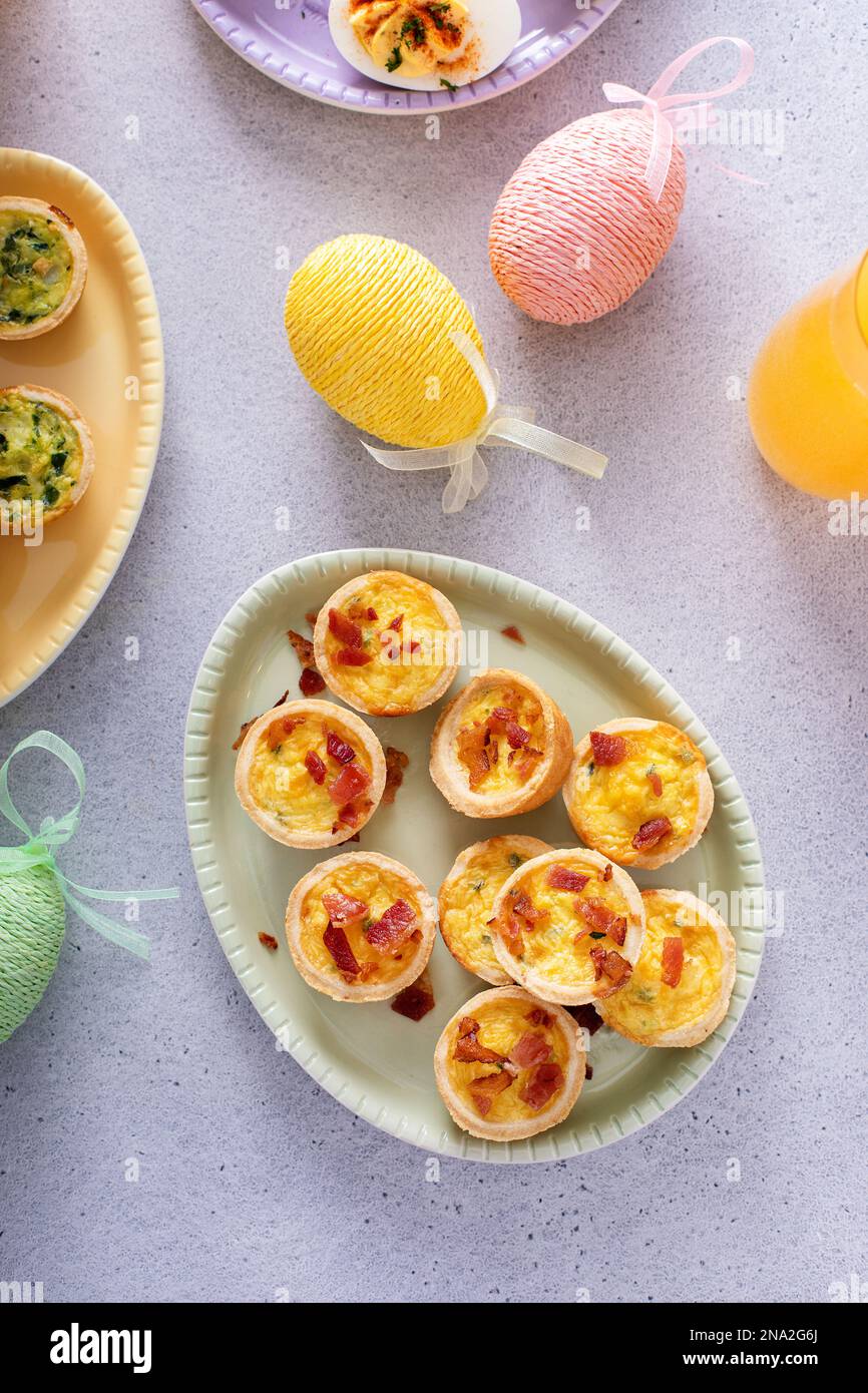 Mini quiches avec bacon pour le brunch de Pâques, quiche lorraine vue de dessus Banque D'Images