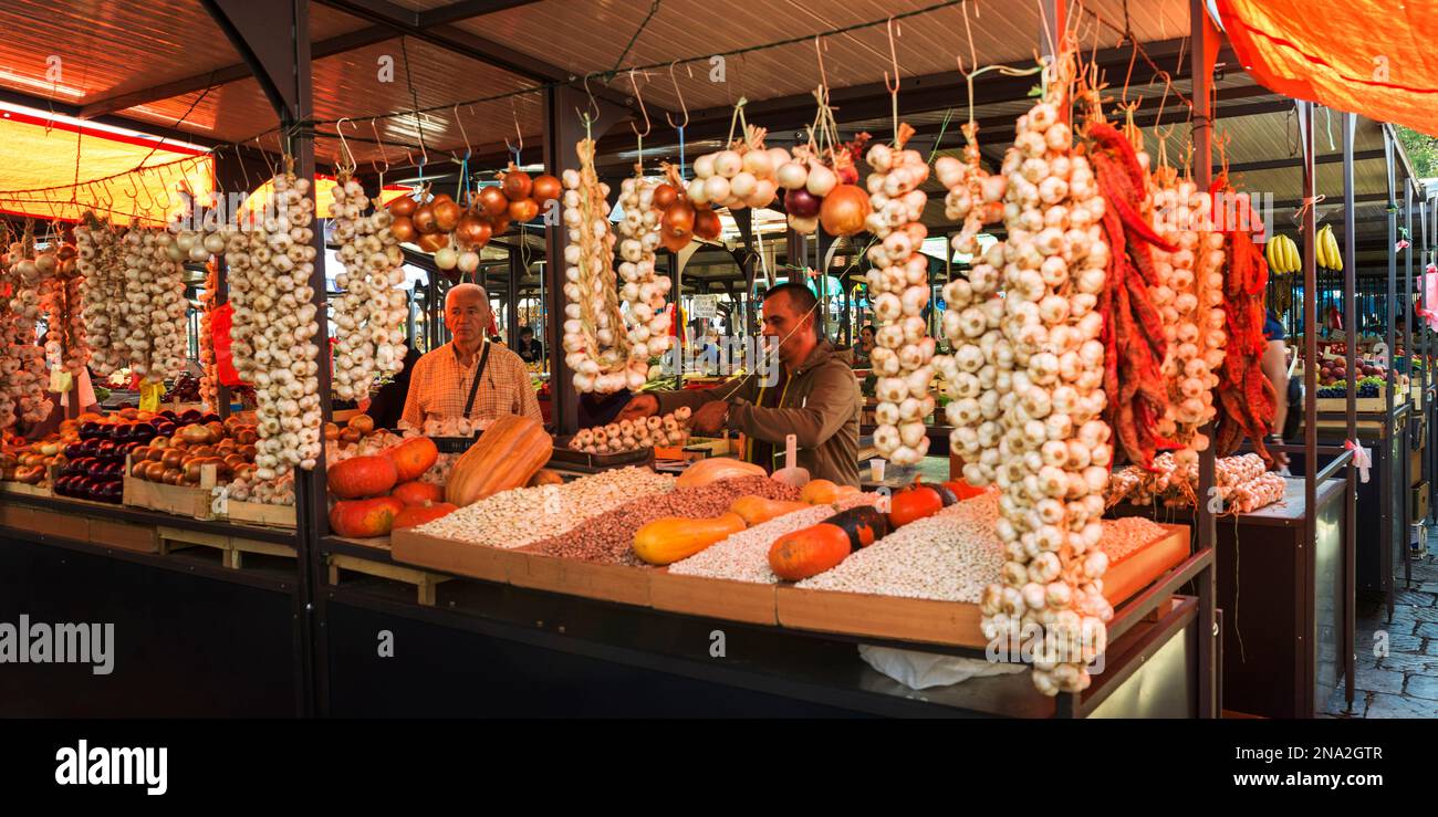 Ail frais suspendu à la vente dans le marché vert de Belgrade; Belgrade, Voïvodine, Serbie Banque D'Images