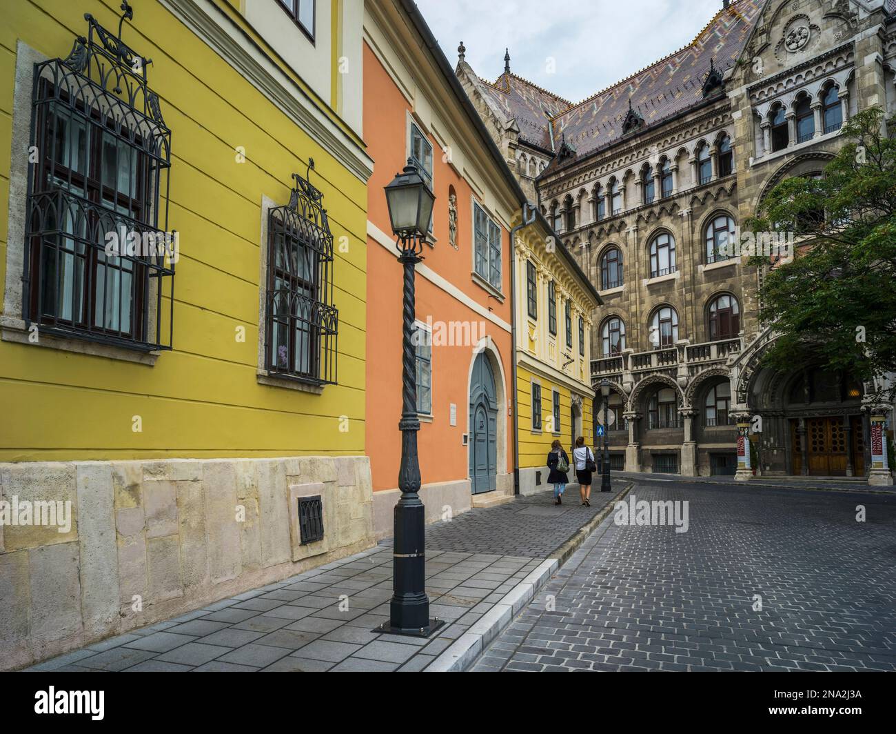 Un bâtiment coloré dans le quartier du château de Buda; Budapest, Budapest, Hongrie Banque D'Images
