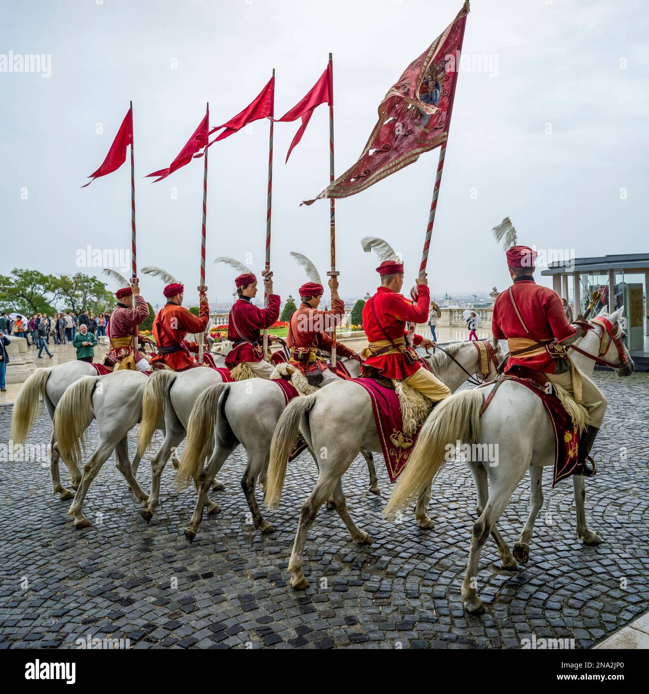Cavaliers vêtus de drapeaux rouges au château de Buda dans le quartier du château de Buda; Budapest, Budapest, Hongrie Banque D'Images