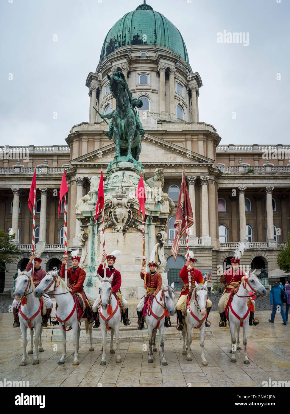 Cavaliers vêtus de drapeaux rouges au château de Buda dans le quartier du château de Buda; Budapest, Budapest, Hongrie Banque D'Images