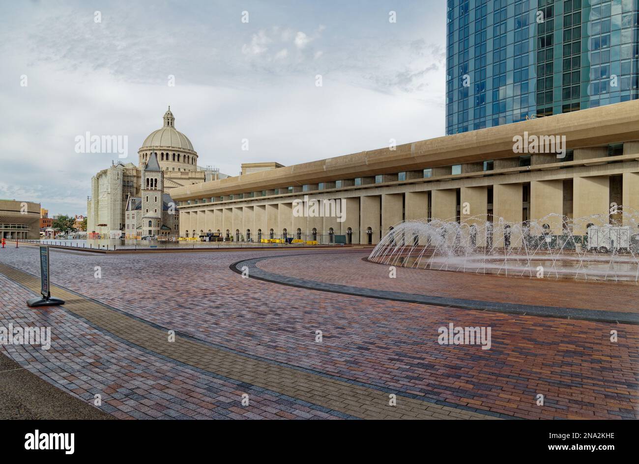 Boston Christian Science Plaza : le bâtiment de l'église Colonnade attire l'œil sur l'église mère, à l'extrémité ouest de la place. Banque D'Images