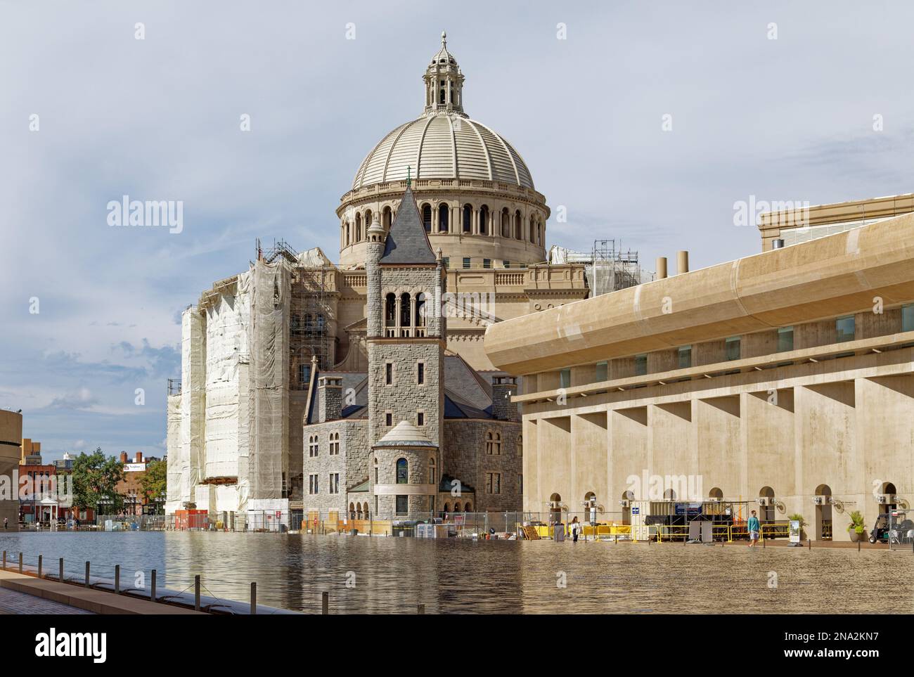 La première Église du Christ, scientifique, l’Église mère, est le point d’ancrage du Christian Science Plaza de Boston. Le pool de réflexion est au premier plan. Banque D'Images