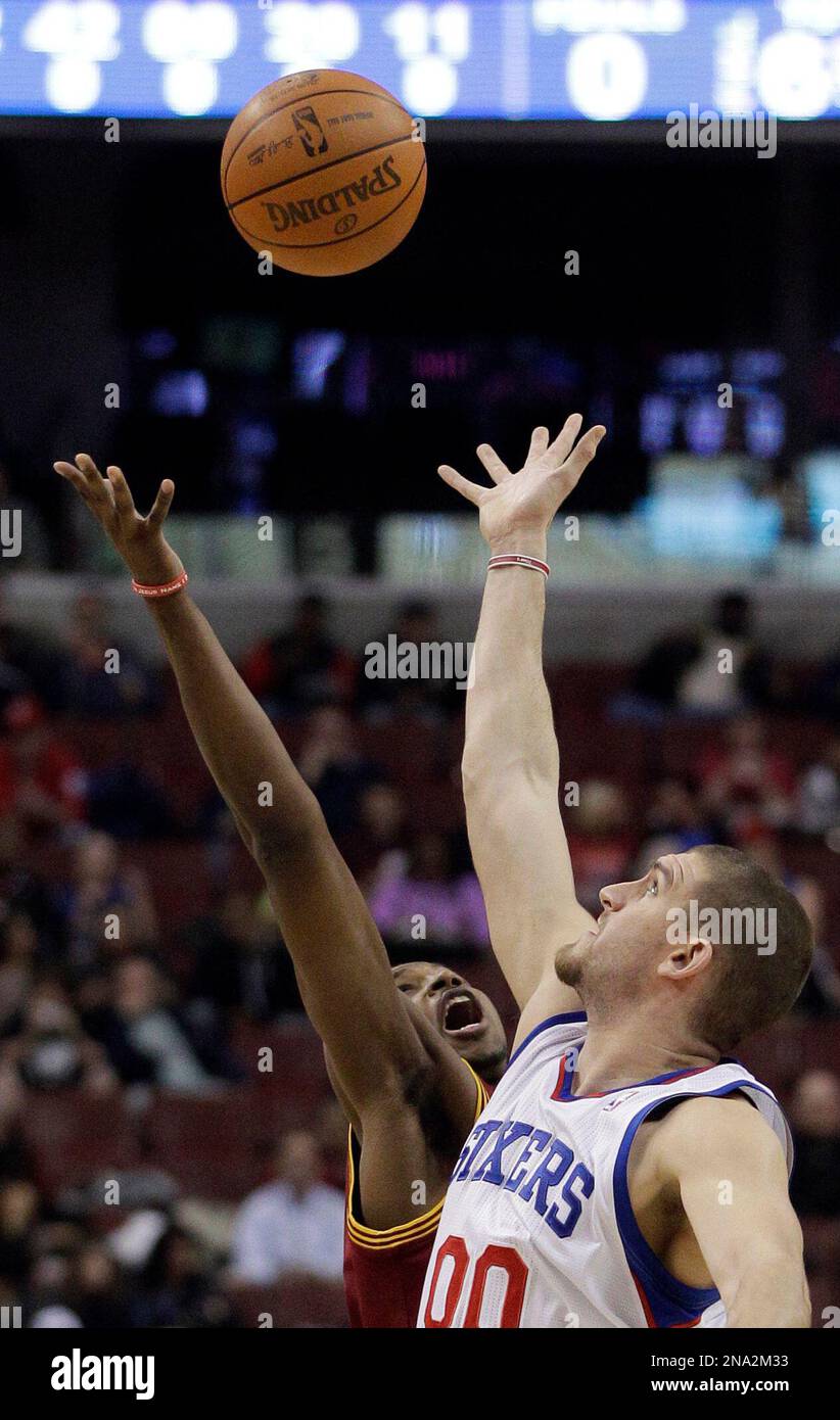 Cleveland Cavaliers' Tristan Thompson, left, and Philadelphia 76ers' Spencer Hawes reach for the tip-off to start an NBA basketball game, Tuesday, March 27, 2012, in Philadelphia. (AP Photo/Matt Slocum) Banque D'Images